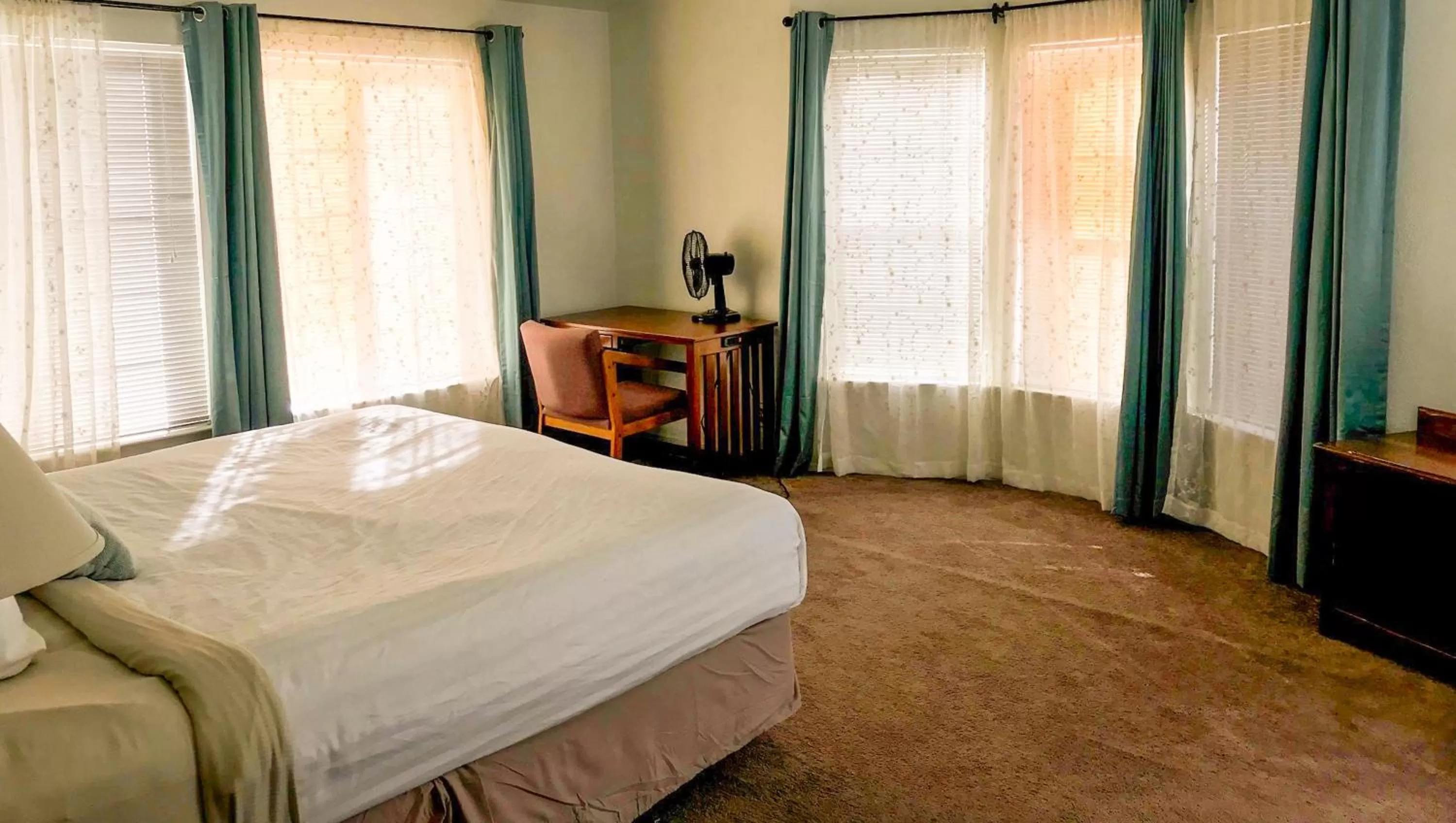 Photo of the whole room, Bed in Ticaboo Lodge