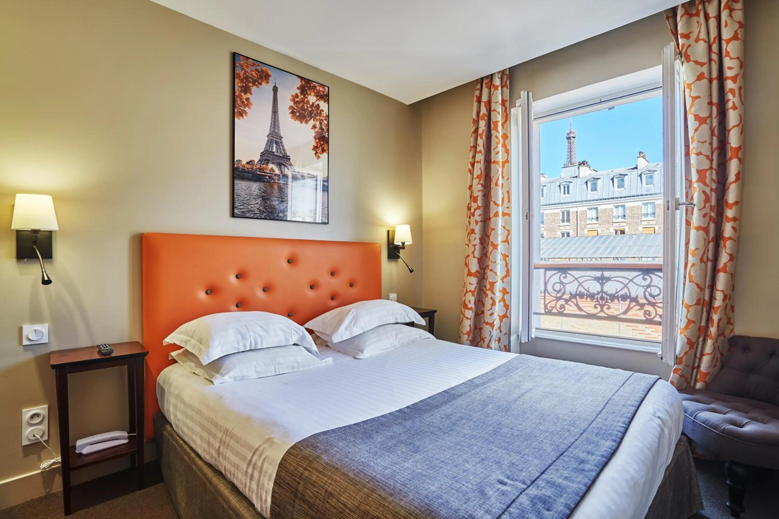 View (from property/room), Bed in Hôtel Le Relais Saint Charles