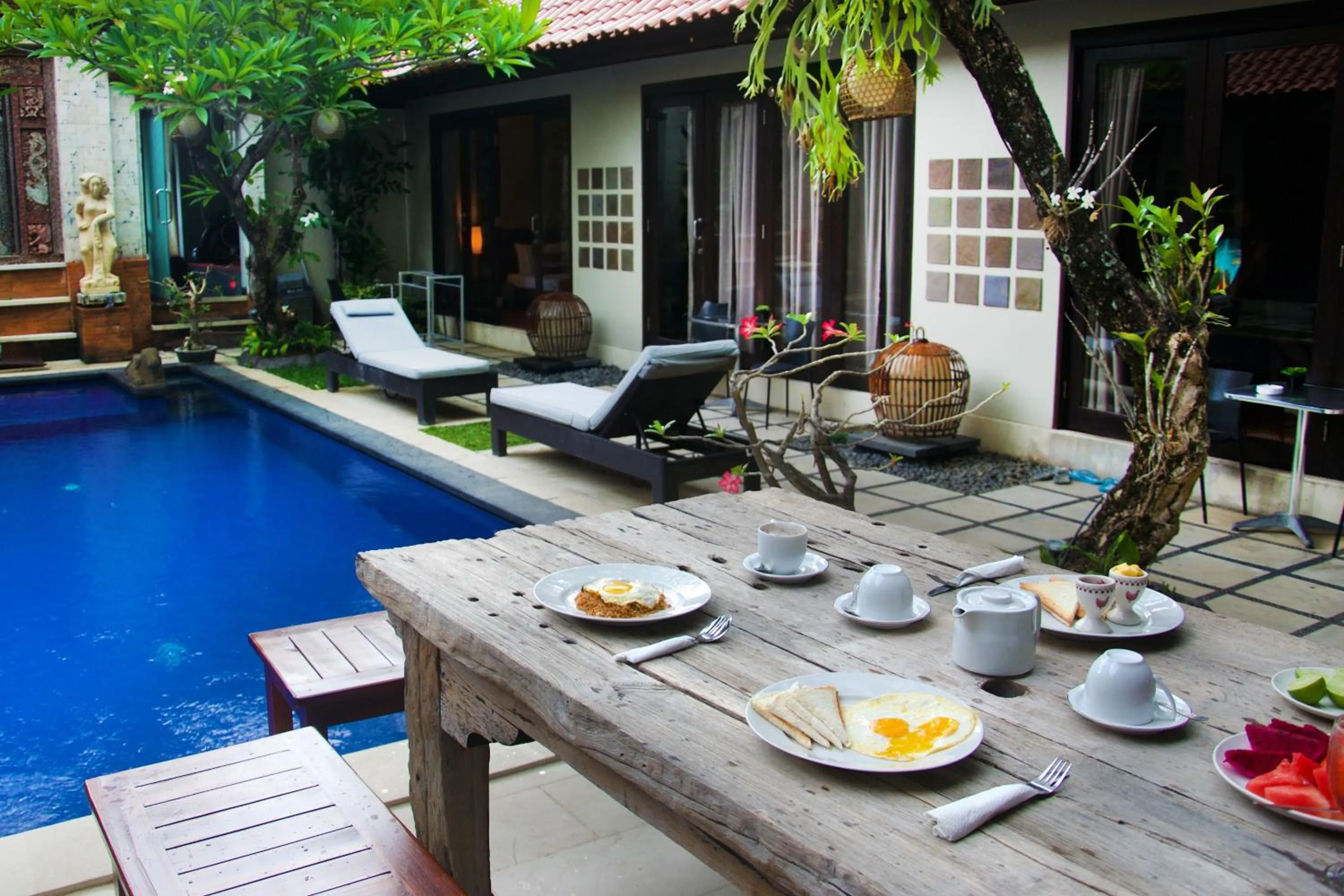 Restaurant/places to eat in Sindhu Mertha Suite