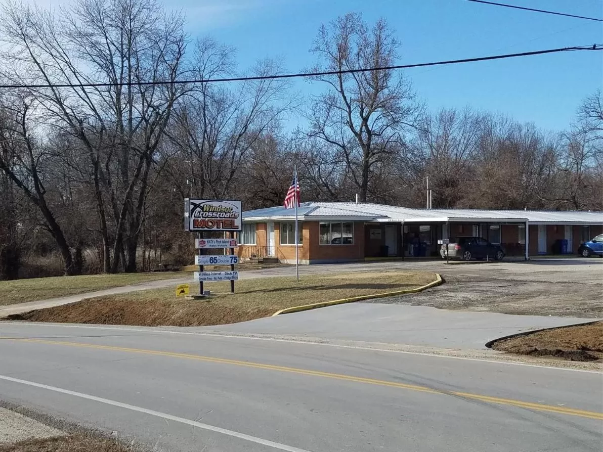 Property building in Windsor Crossroads Motel