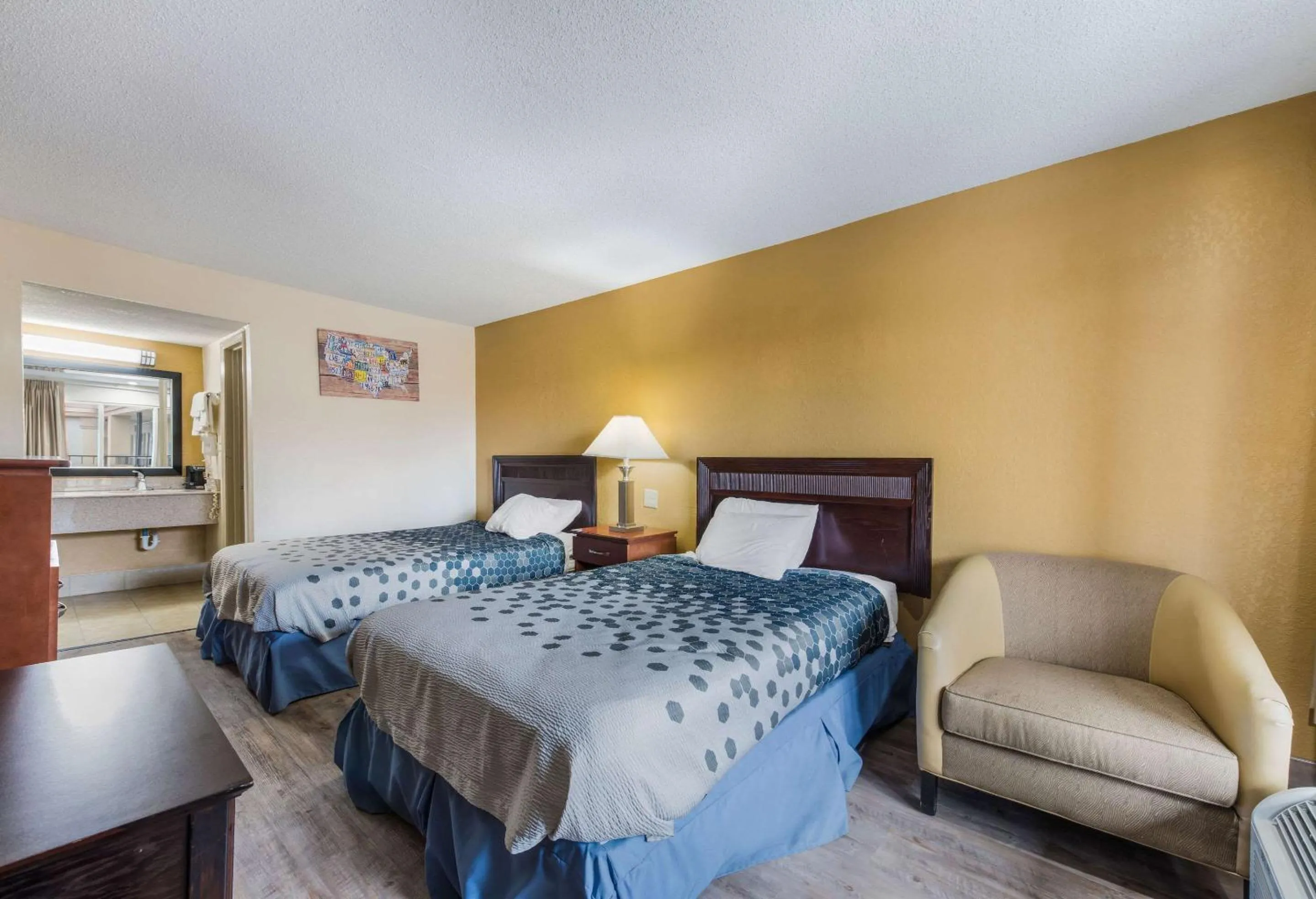 Photo of the whole room, Bed in Econo Lodge Salisbury South