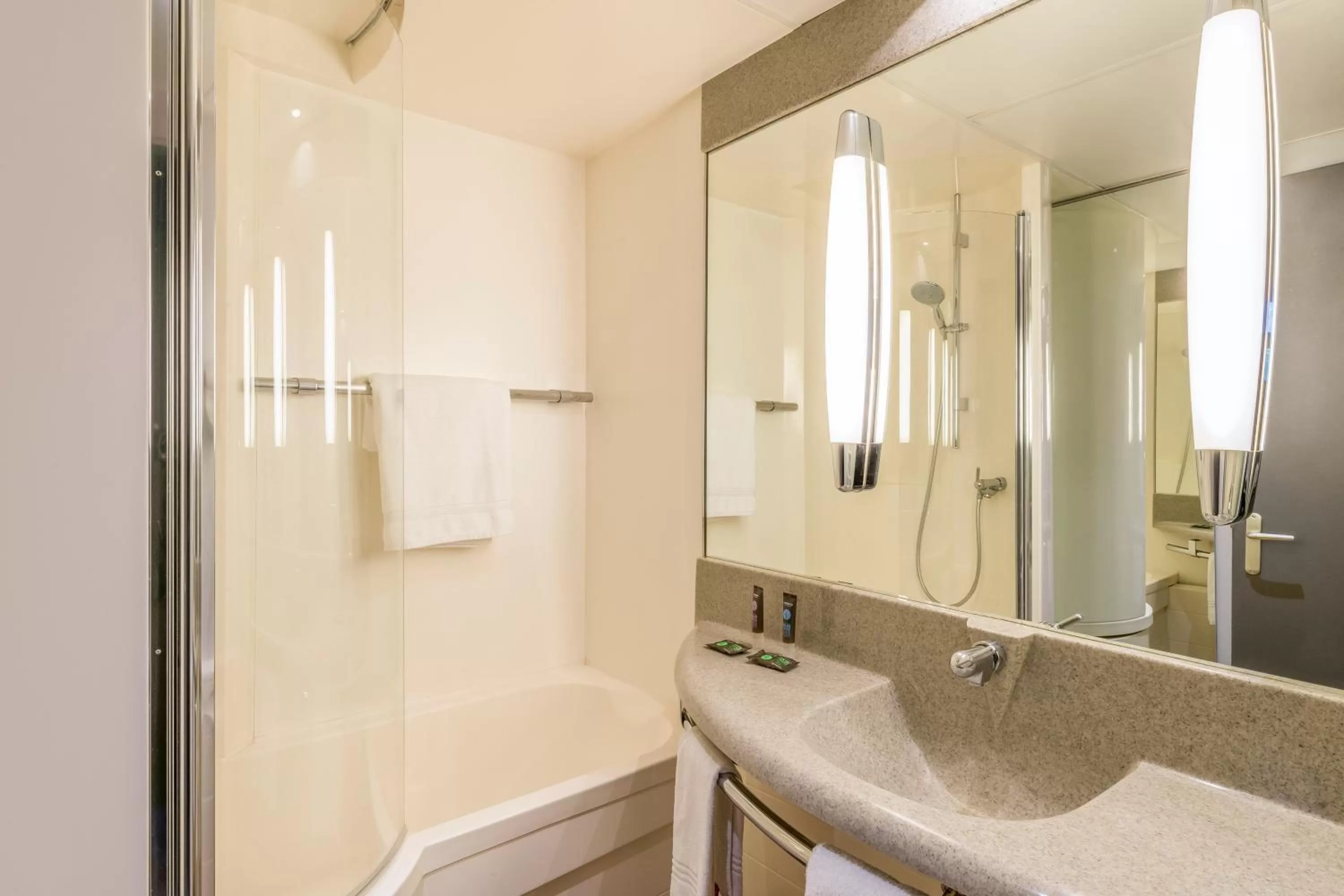 Bathroom in Novotel Metz Amnéville