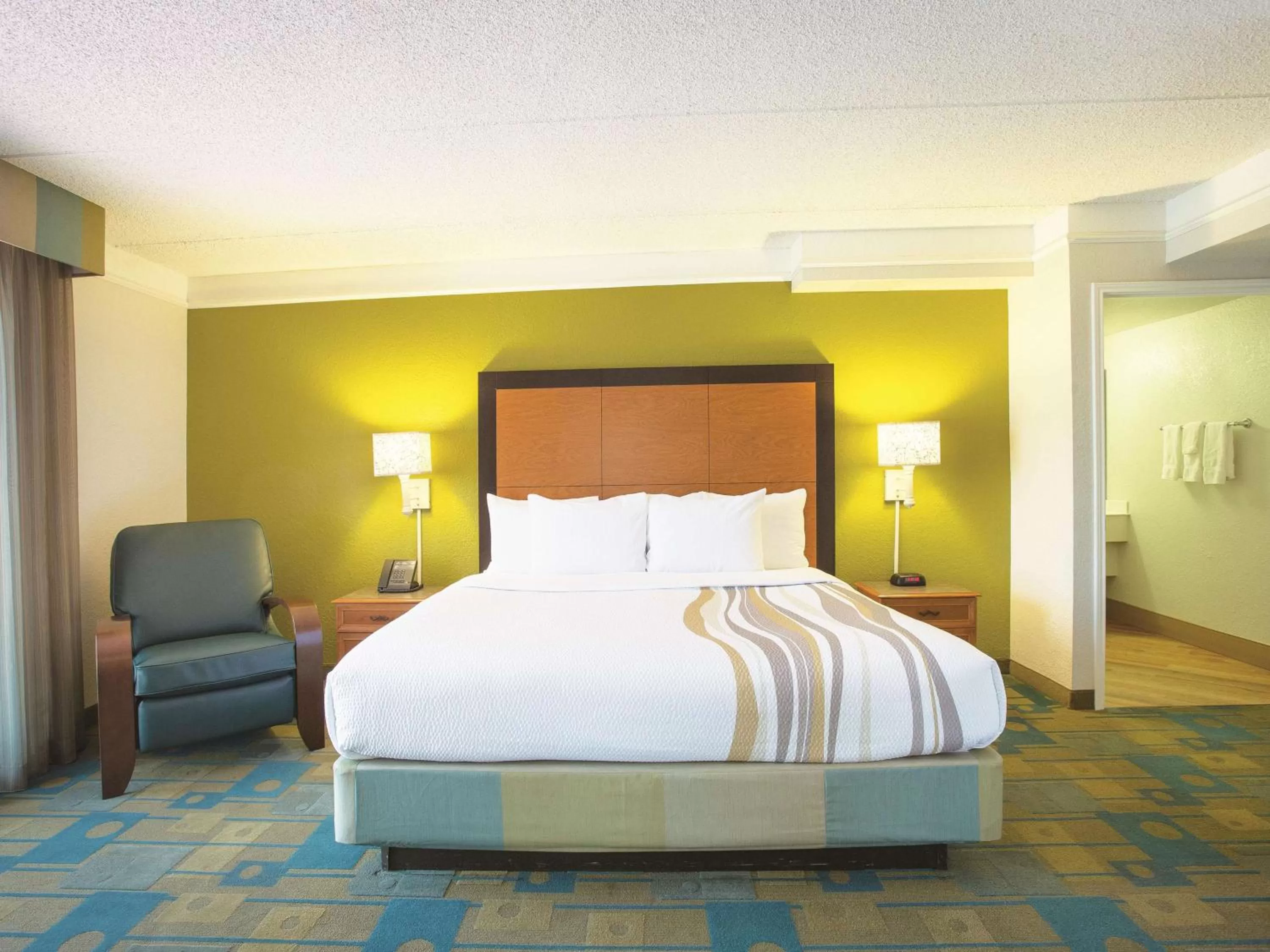 Photo of the whole room, Bed in La Quinta Inn by Wyndham San Diego Chula Vista