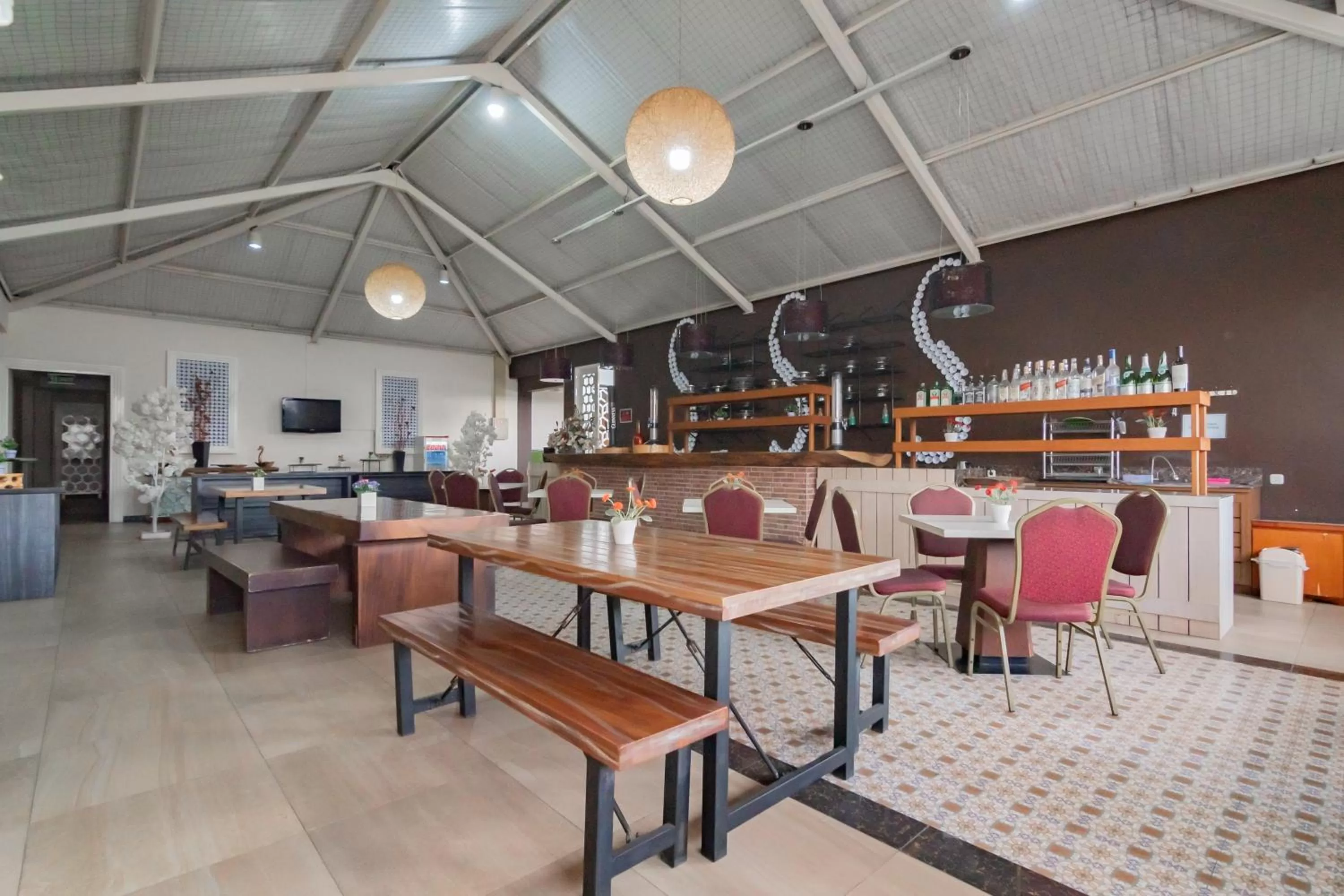 Restaurant/places to eat in RedDoorz Premium near Bandung Station