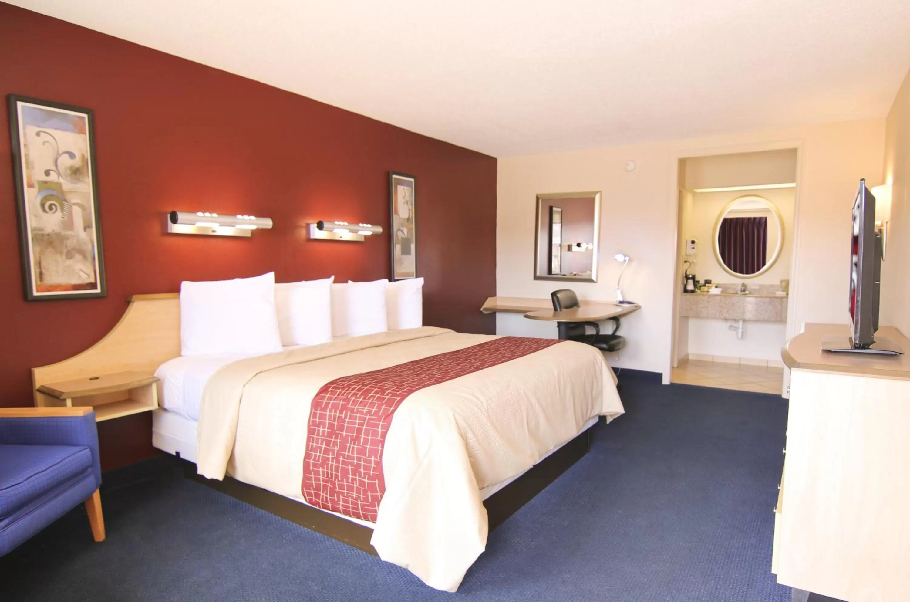 Photo of the whole room, Bed in Red Roof Inn Somerset, KY