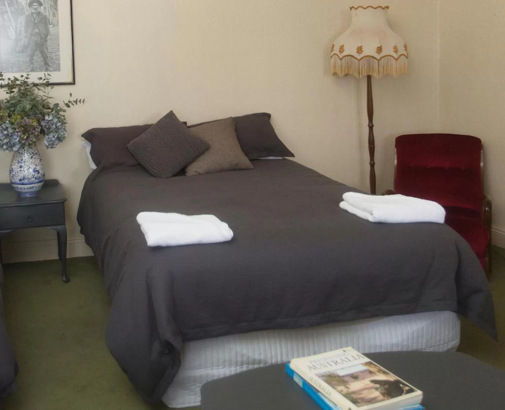 Bedroom in Southern Railway Hotel Goulburn