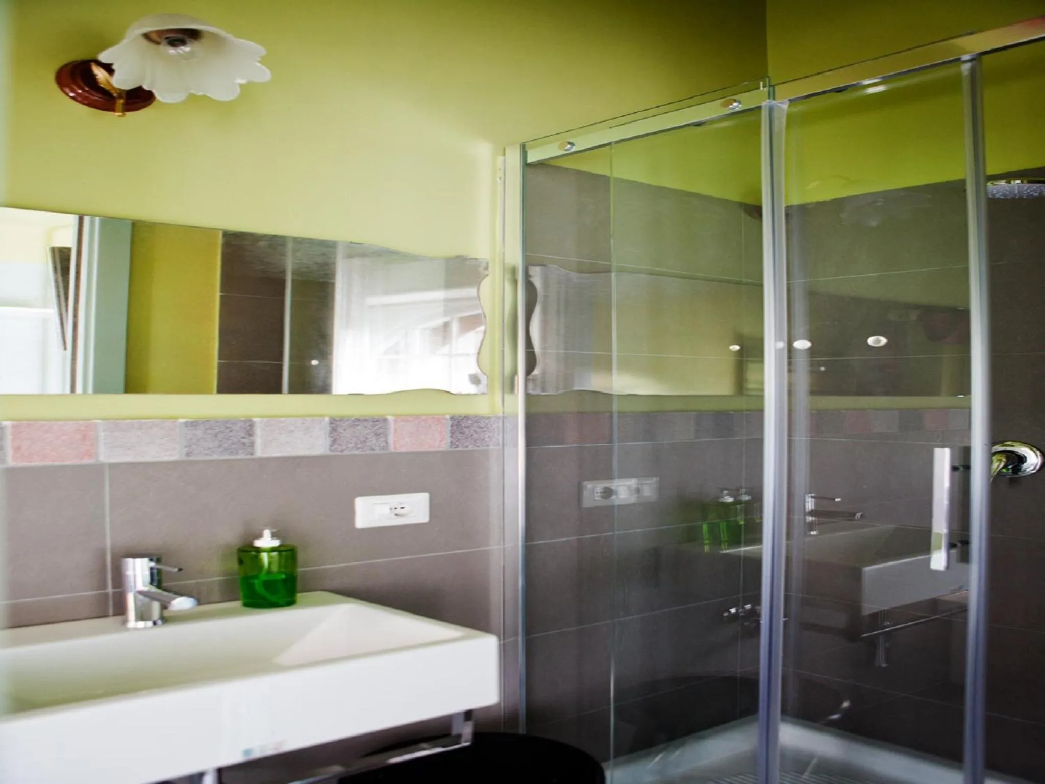 Shower in PratinnVatican