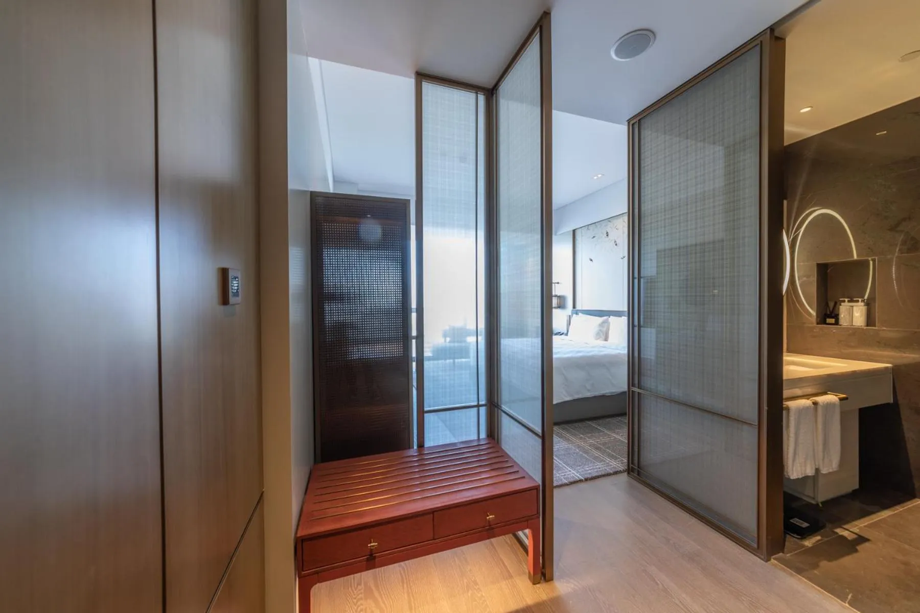 Photo of the whole room, Bed in HUALUXE Xi'an Chanba by IHG