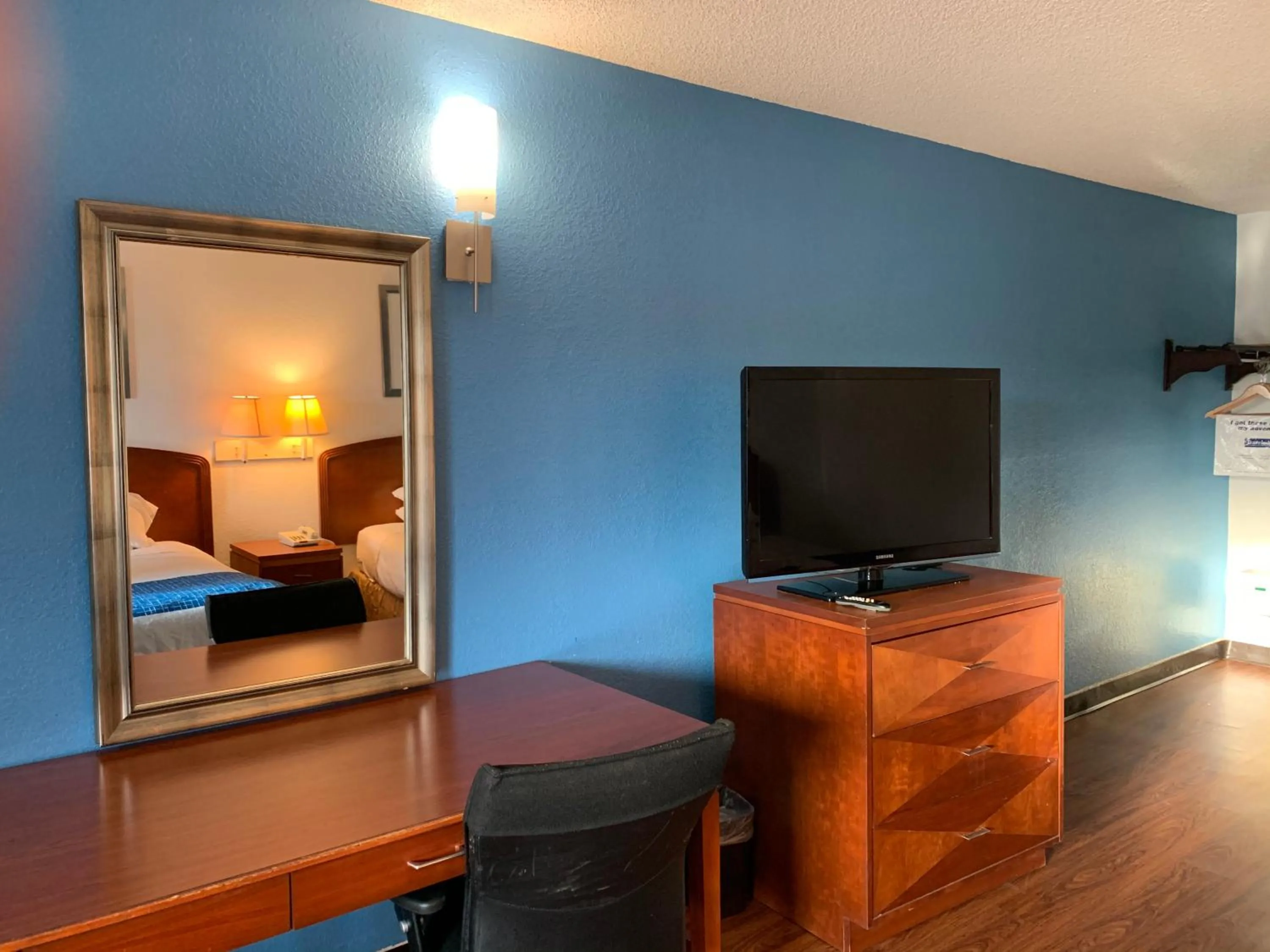 TV and multimedia, Bed in Travelodge Suites by Wyndham MacClenny I-10