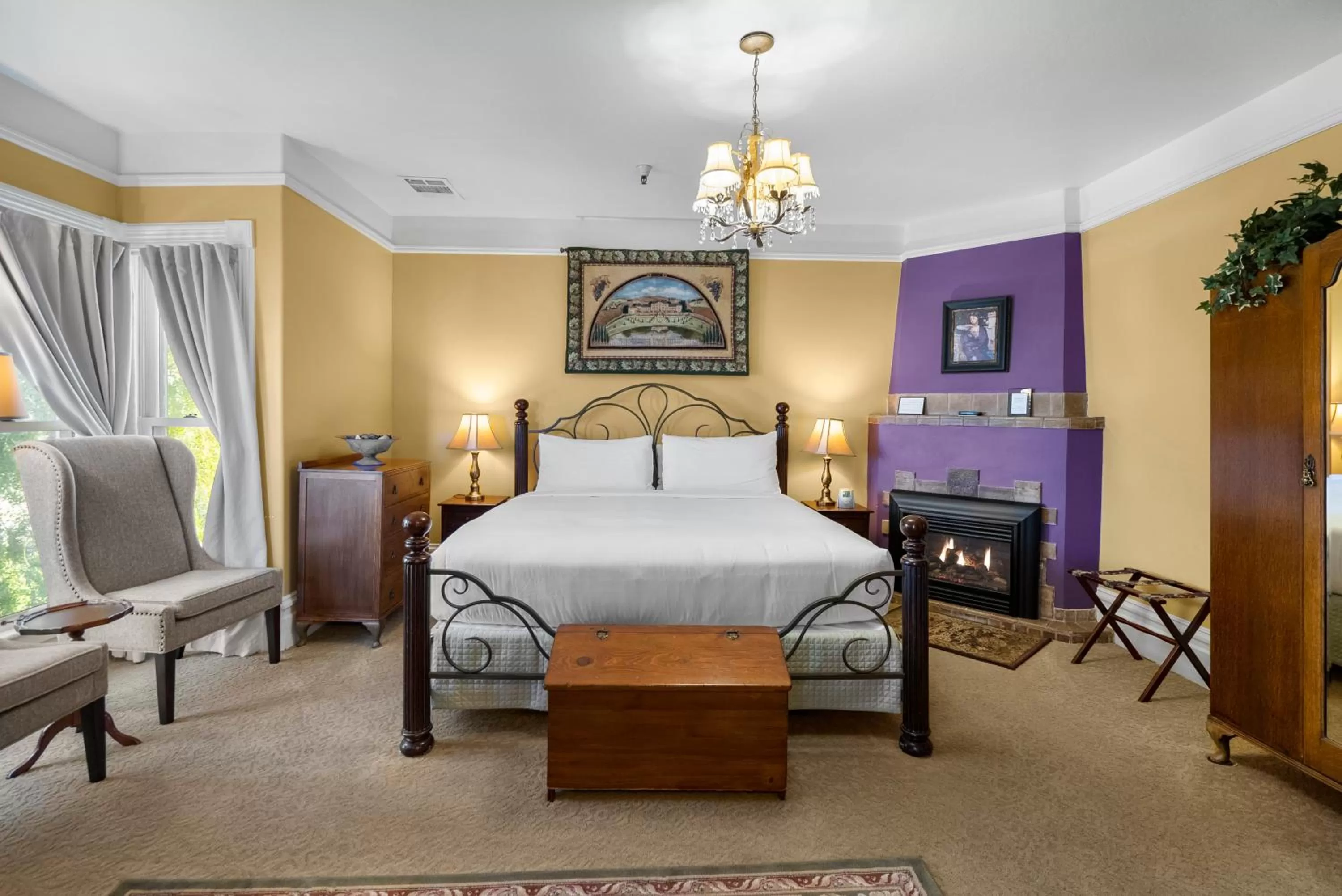 Bed in Hennessey House Bed and Breakfast