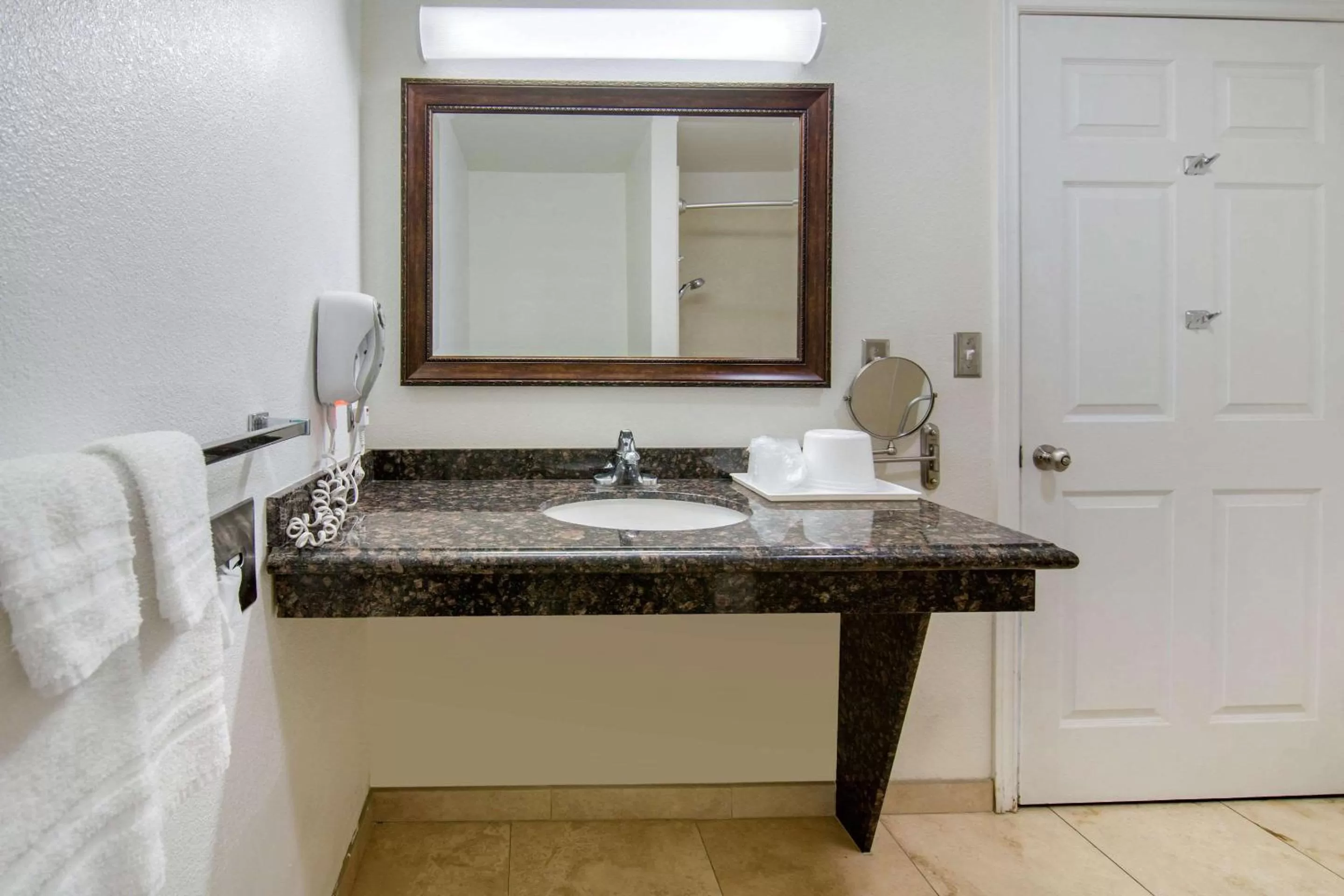 Bedroom in Rodeway Inn Adelanto US 395