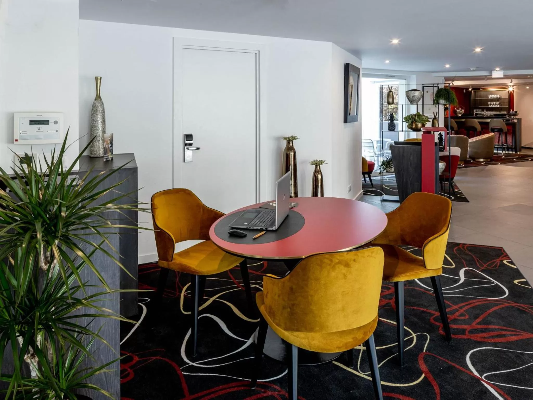 Lobby or reception in Hôtel Villa La Florangerie - SPA & Piscine