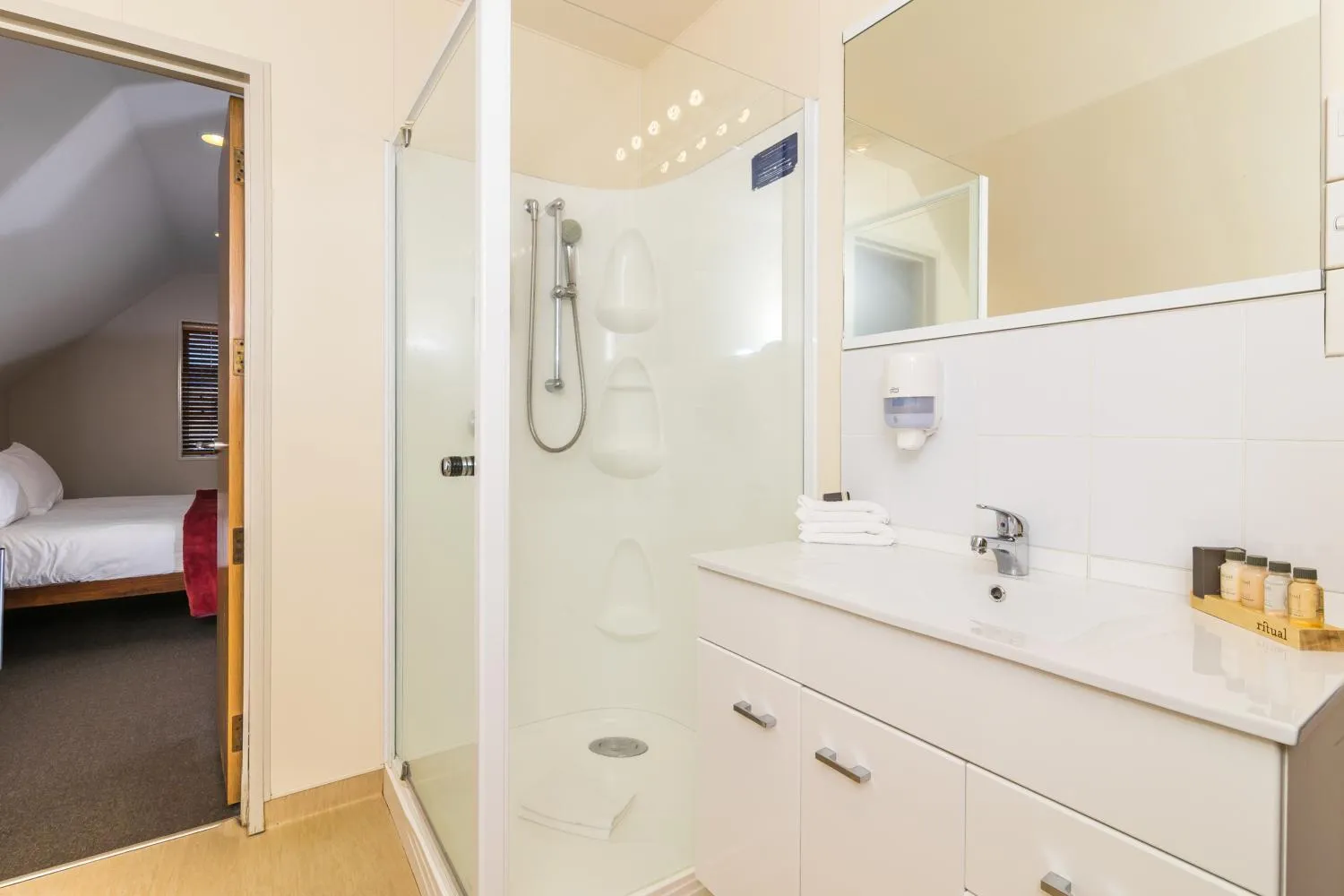 Bathroom, Bed in Twin Peaks Lakeside Inn