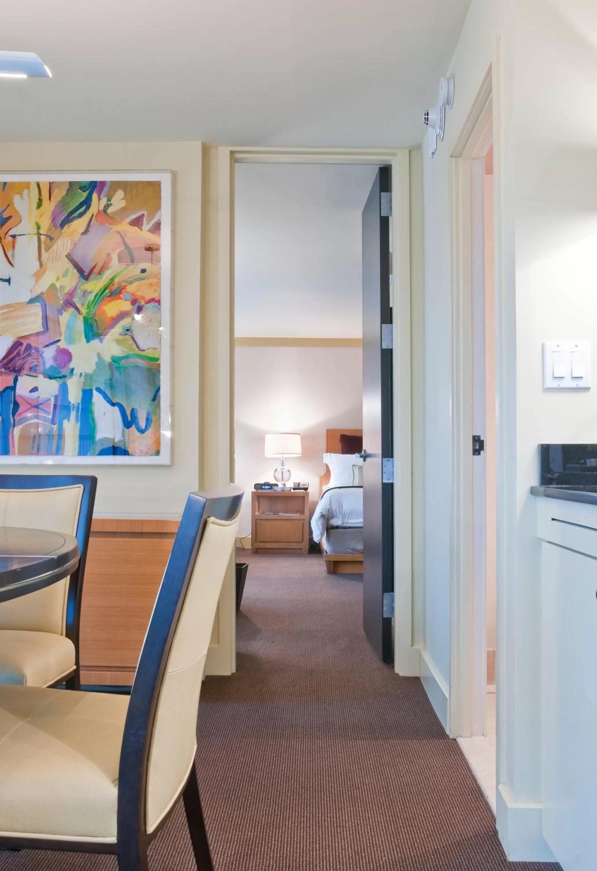 Dining area, Bed in The Colonnade Hotel