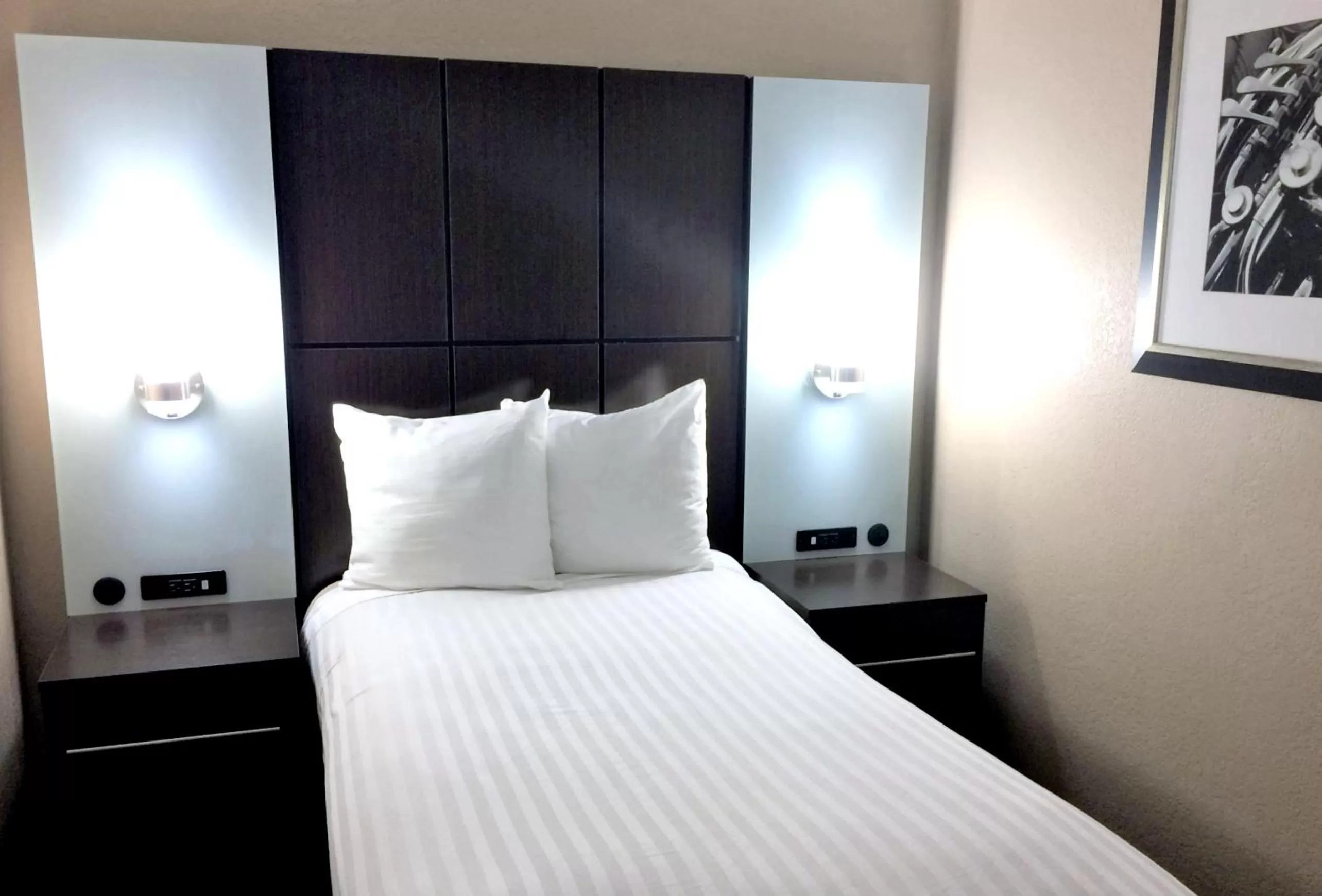 Small King Room with Single Bed - Non-Smoking in Best Western Plus Galleria Inn & Suites