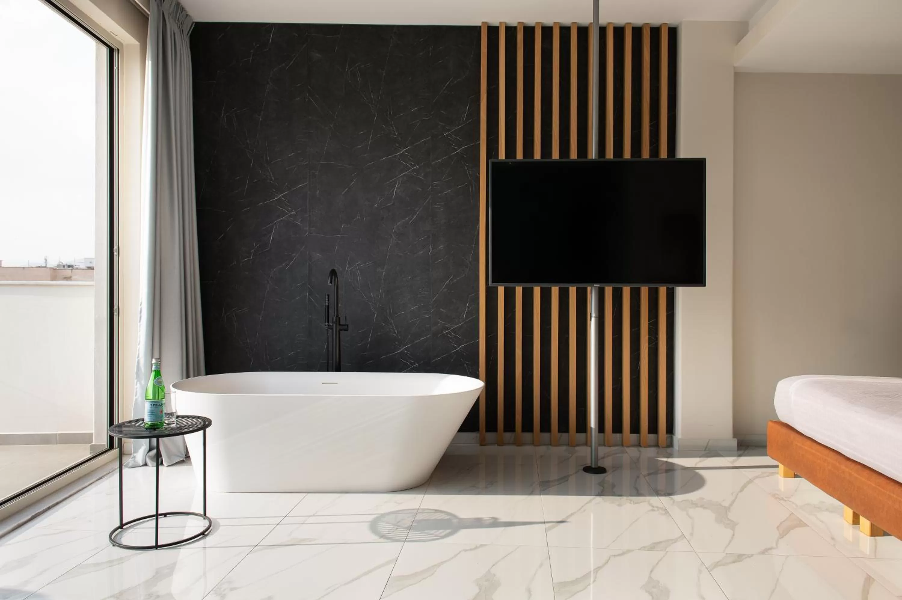 Hot Tub, Bed in Enattica Suites