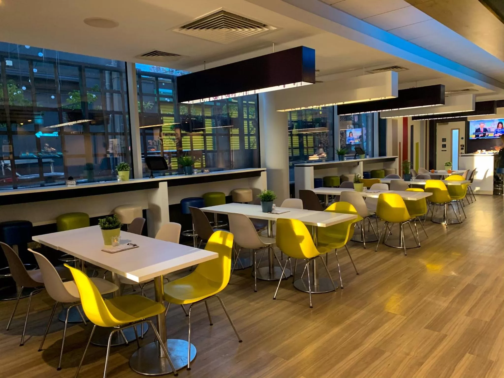 Lounge or bar in ibis budget Belfast City Centre