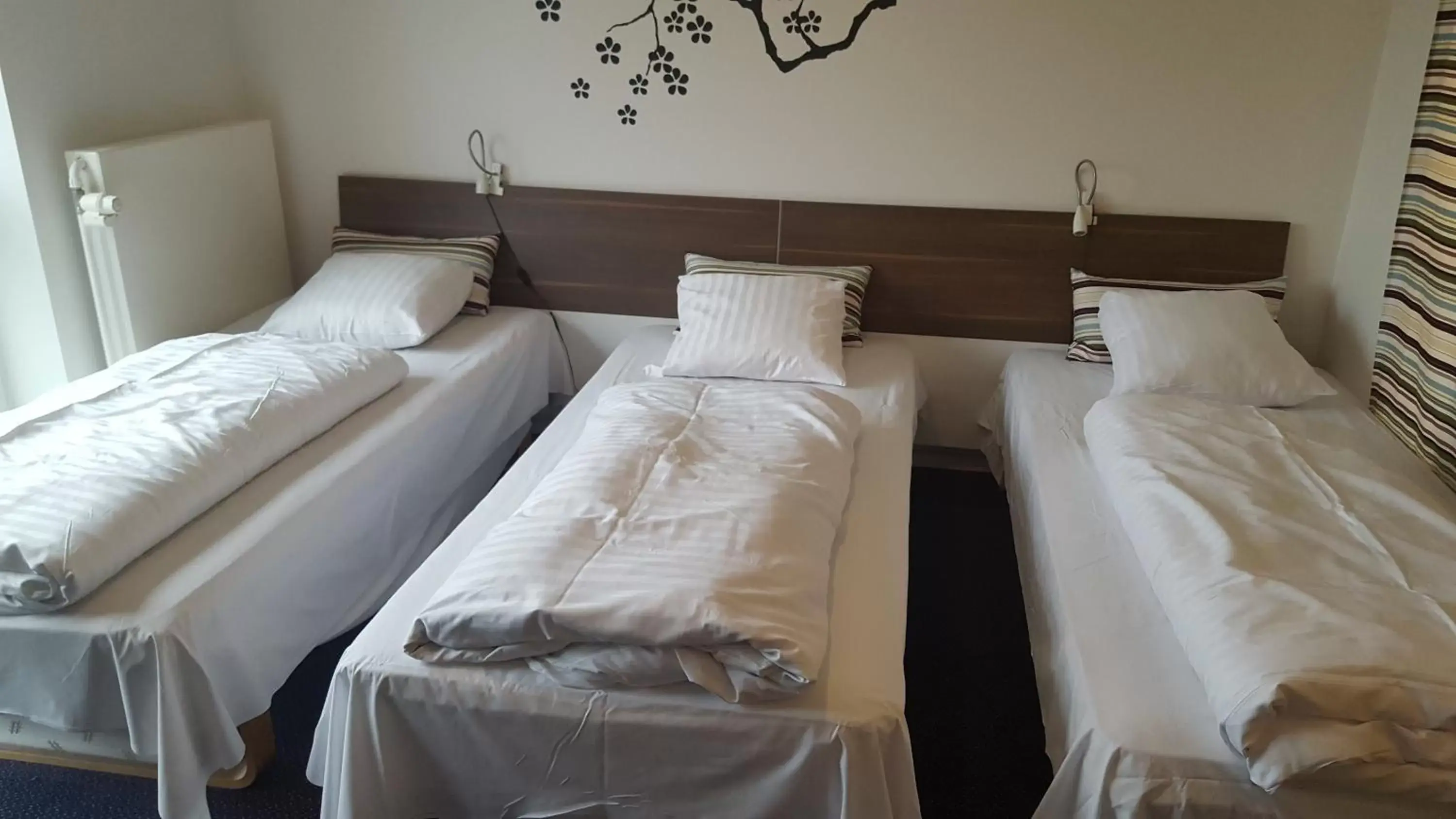Comfort Triple Room with Shower in OnlySleep Oksebrovej Comfort Triple Room with Shower in OnlySleep Oksebrovej