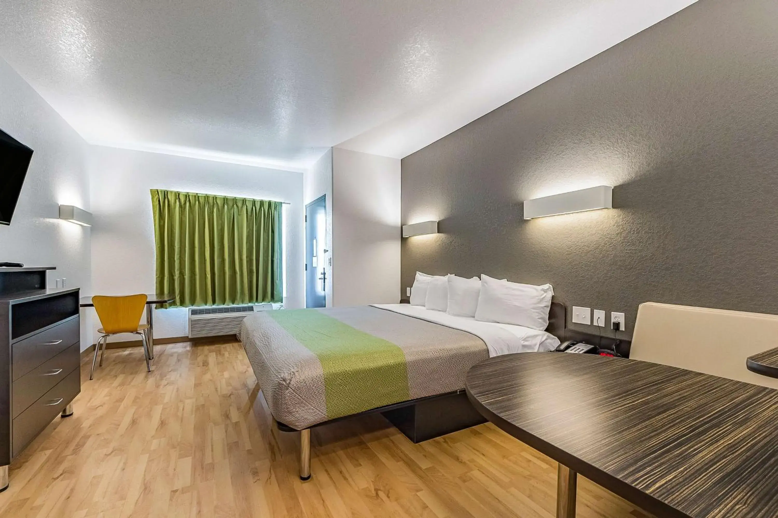 Deluxe Queen Suite - Non-Smoking in Studio 6 New Braunfels, Tx Deluxe Queen Suite - Non-Smoking in Studio 6 New Braunfels, Tx