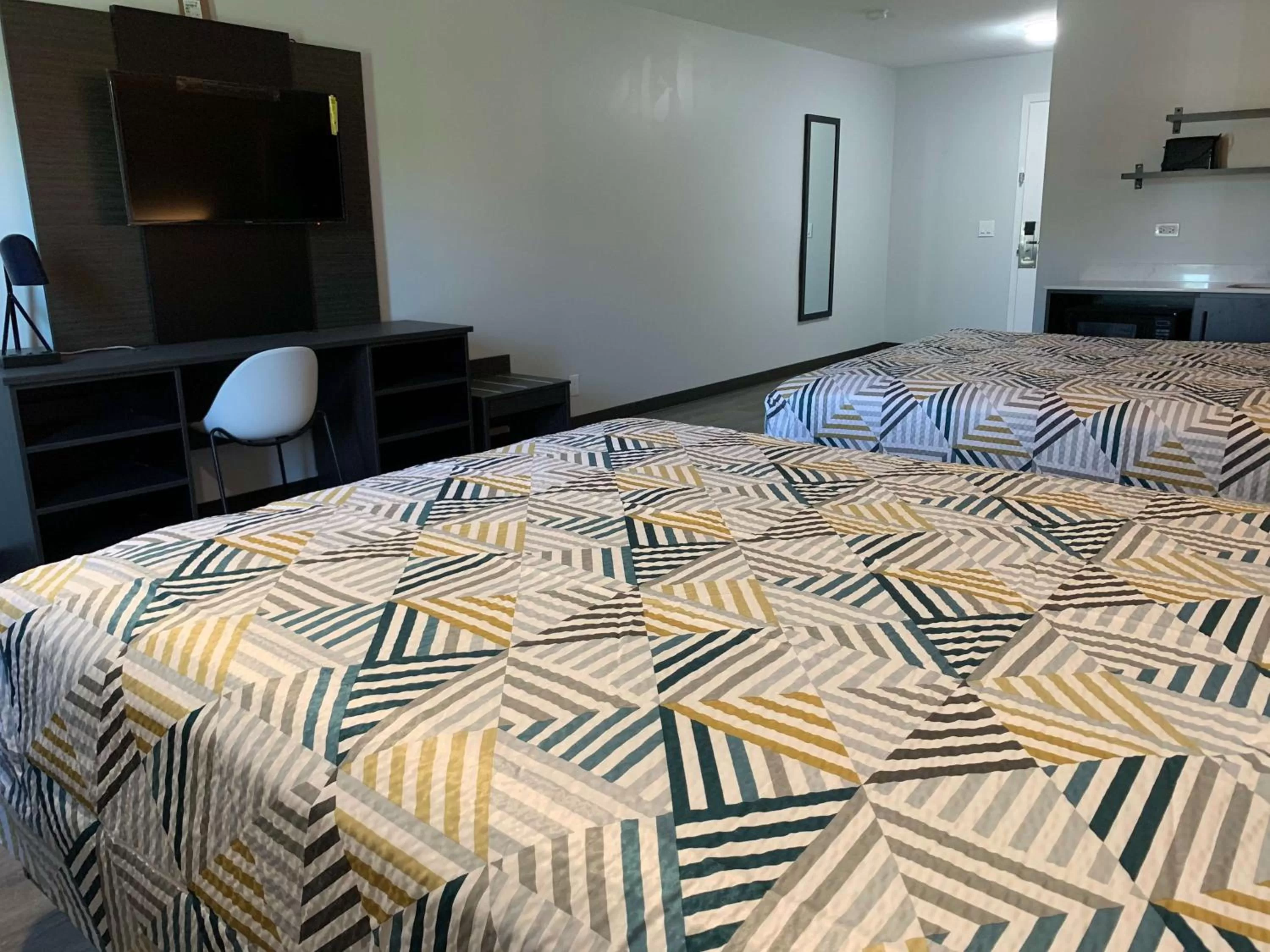 Photo of the whole room, Bed in Studio 6 Rockford