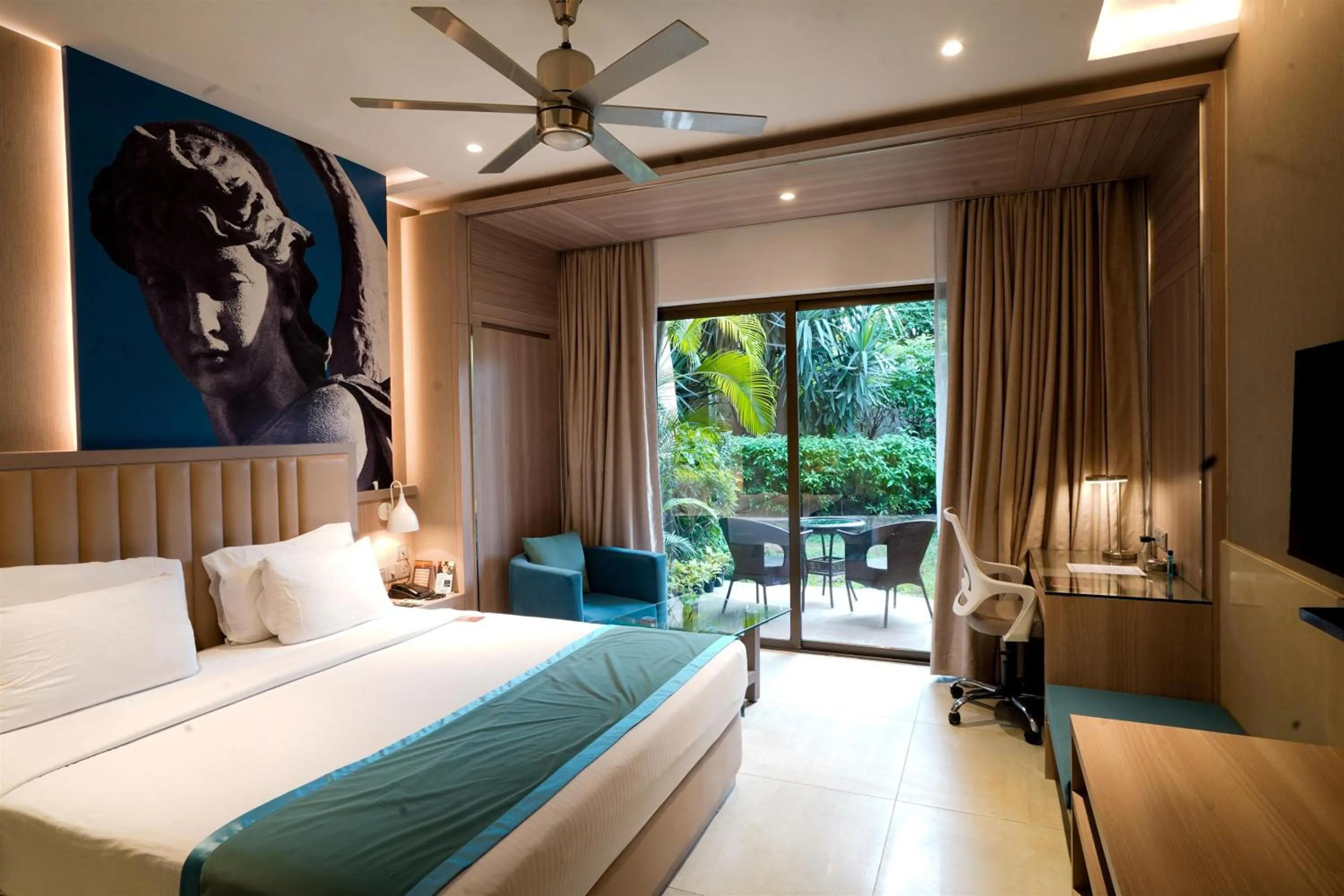 Photo of the whole room, Bed in The Corinthians Resort