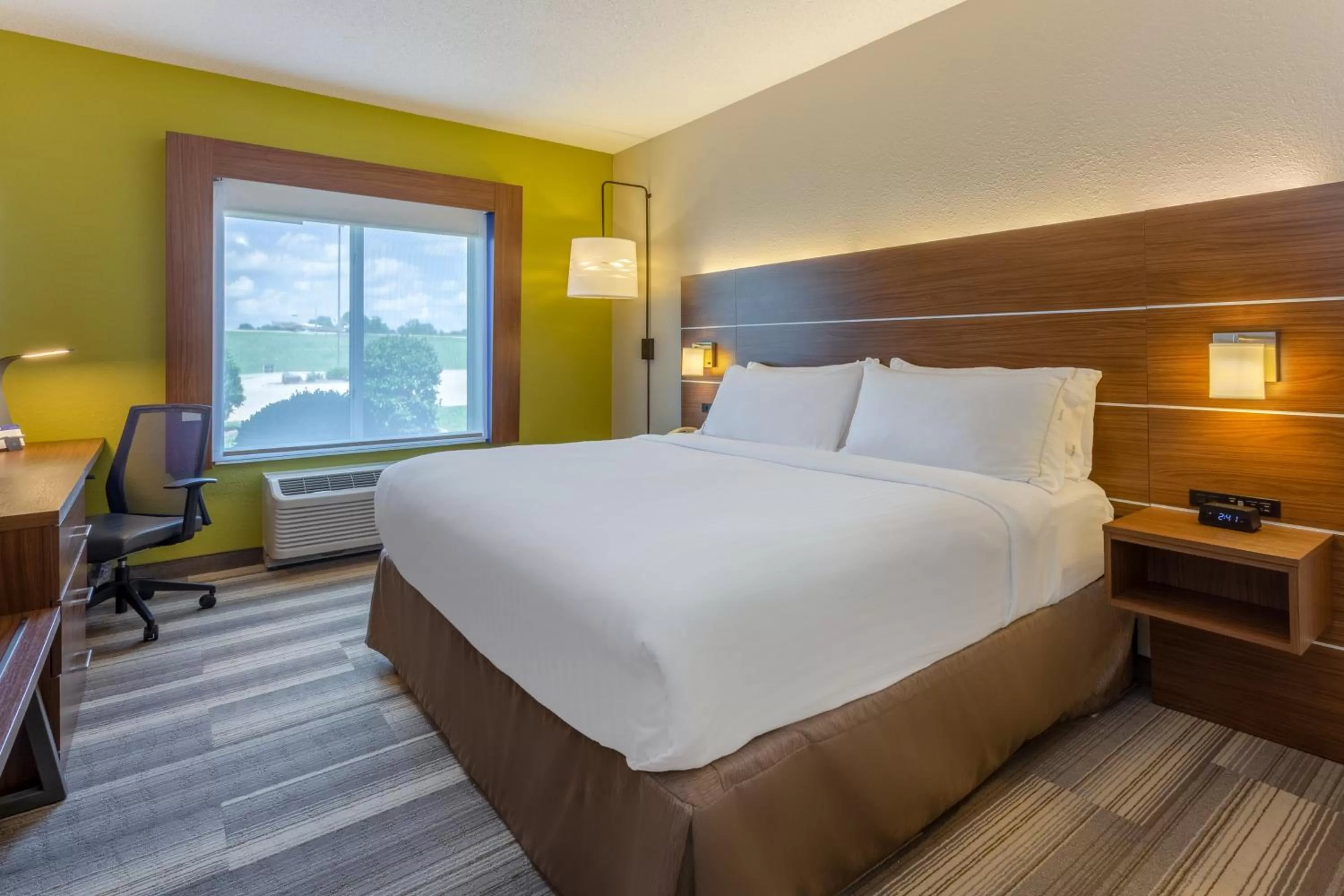 Photo of the whole room, Bed in Holiday Inn Express & Suites Vandalia by IHG