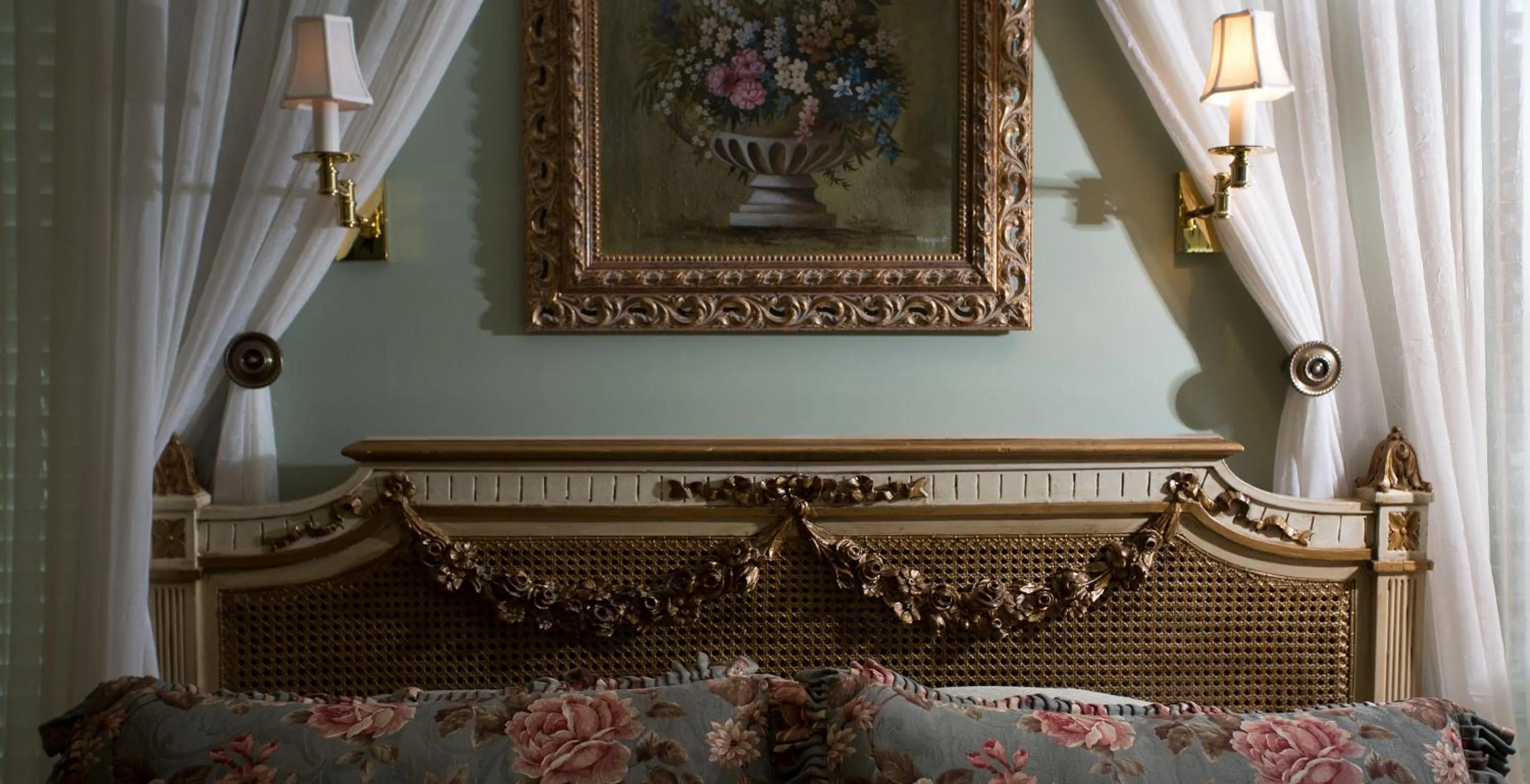 Bed in The Chanler at Cliff Walk