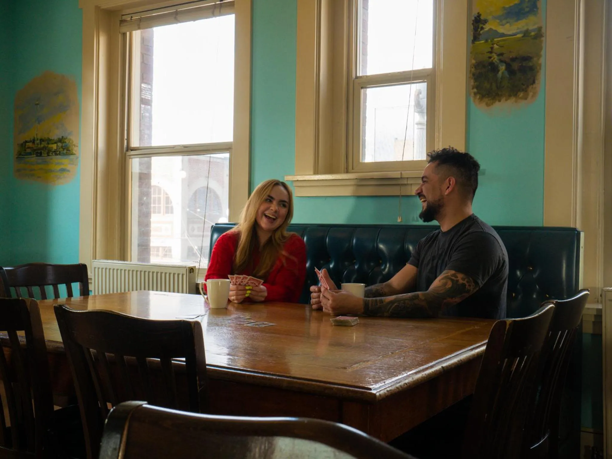 Communal lounge/ TV room in Green Tortoise Hostel Seattle