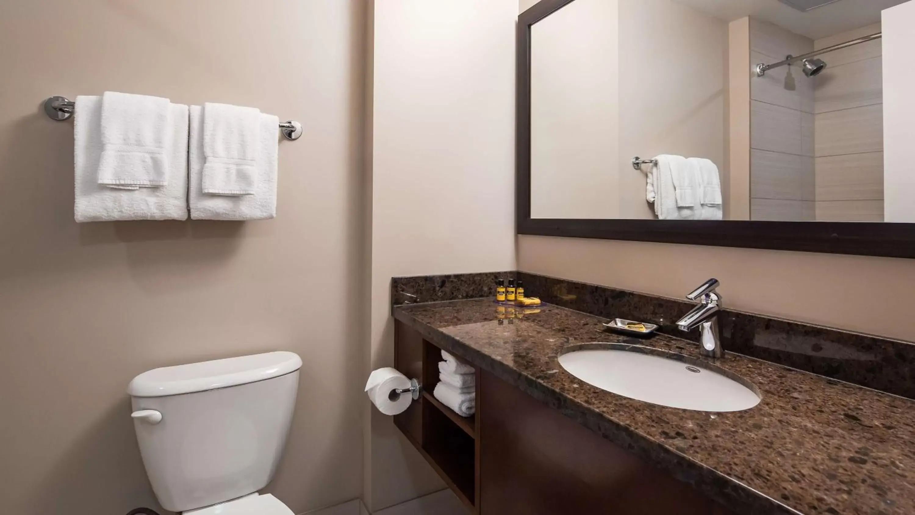 Queen Room with Two Queen Beds - Pet Friendly/Non-Smoking in Best Western Plus Revelstoke Queen Room with Two Queen Beds - Pet Friendly/Non-Smoking in Best Western Plus Revelstoke