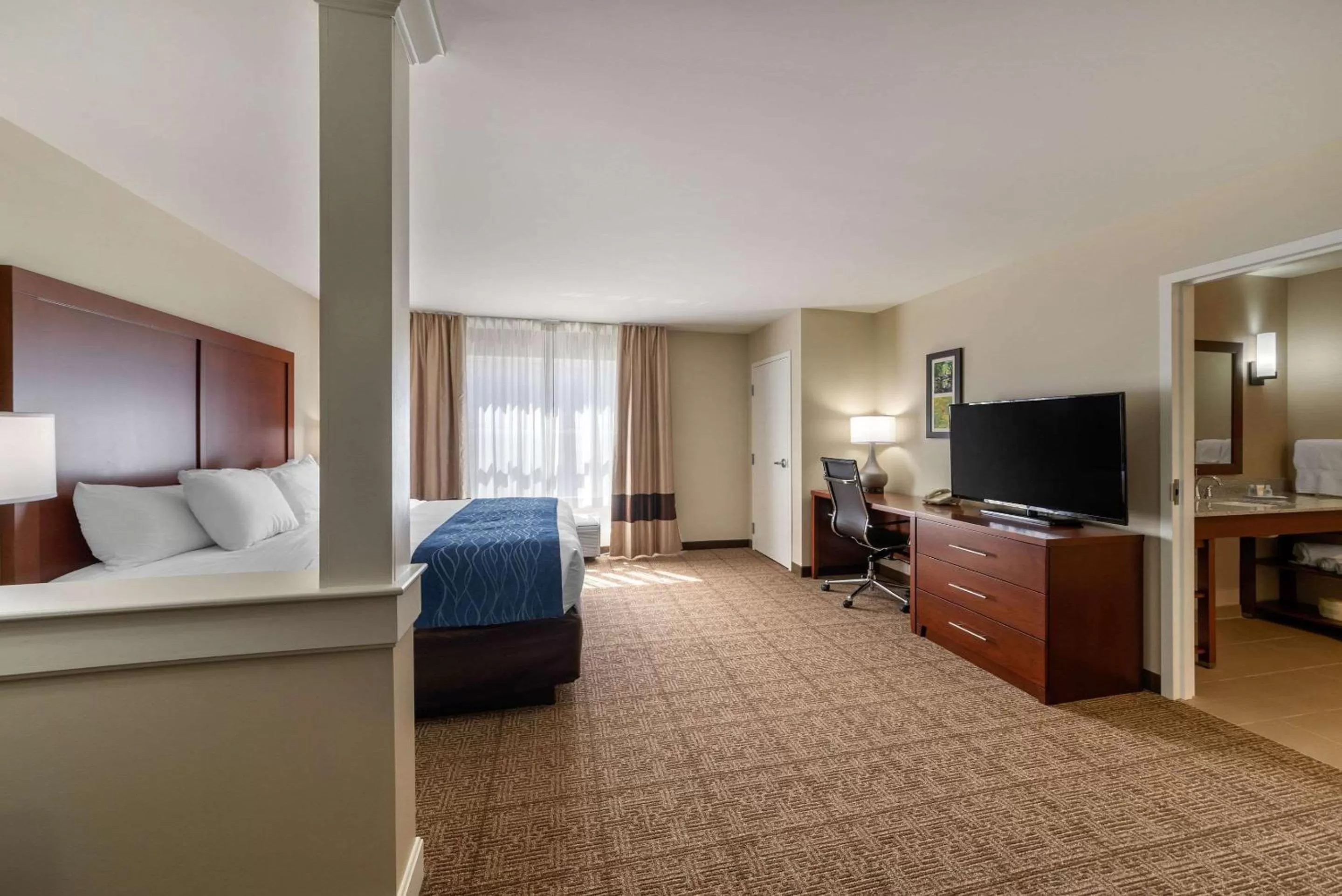 Photo of the whole room, Bed in Comfort Inn & Suites Northern Kentucky