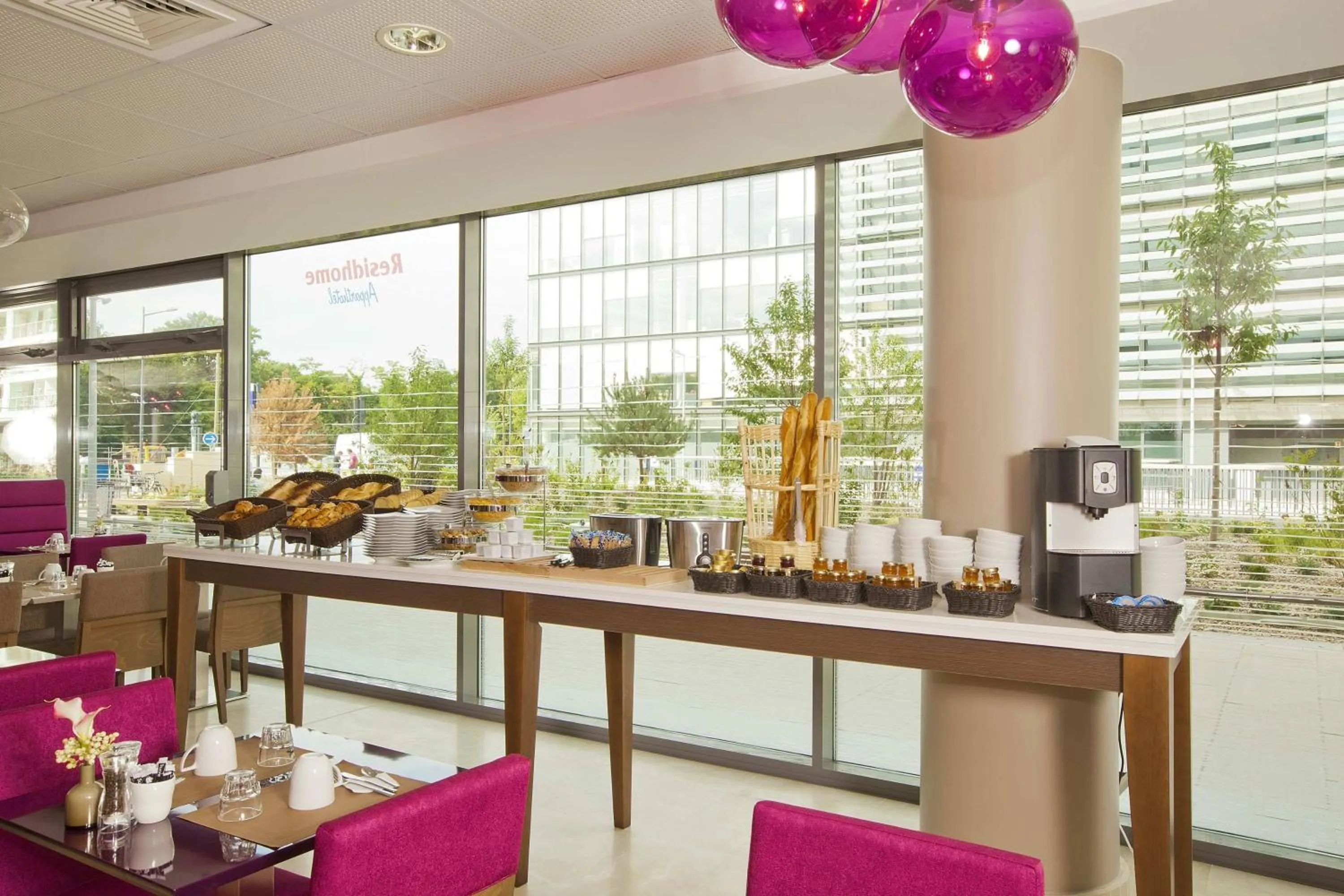 Restaurant/places to eat in Residhome Paris Issy Les Moulineaux