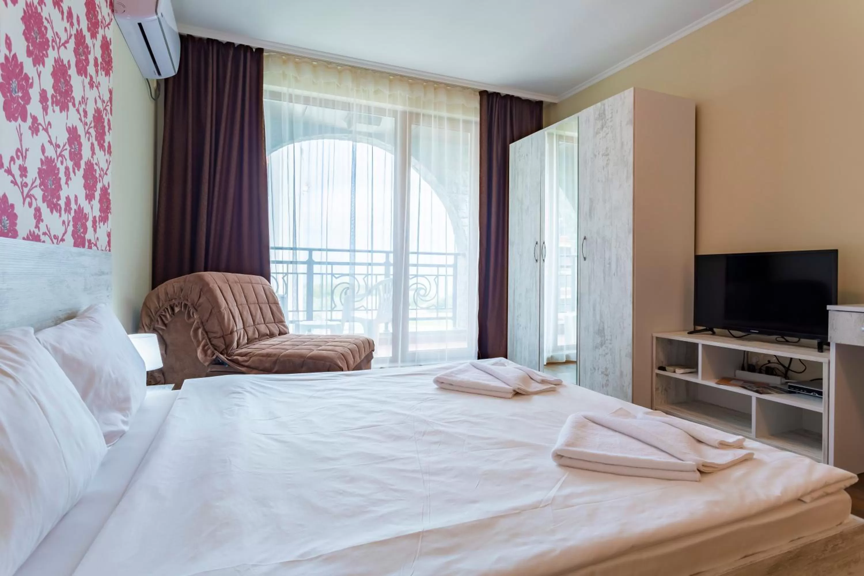 Bed in Rose Gardens Apart Hotel