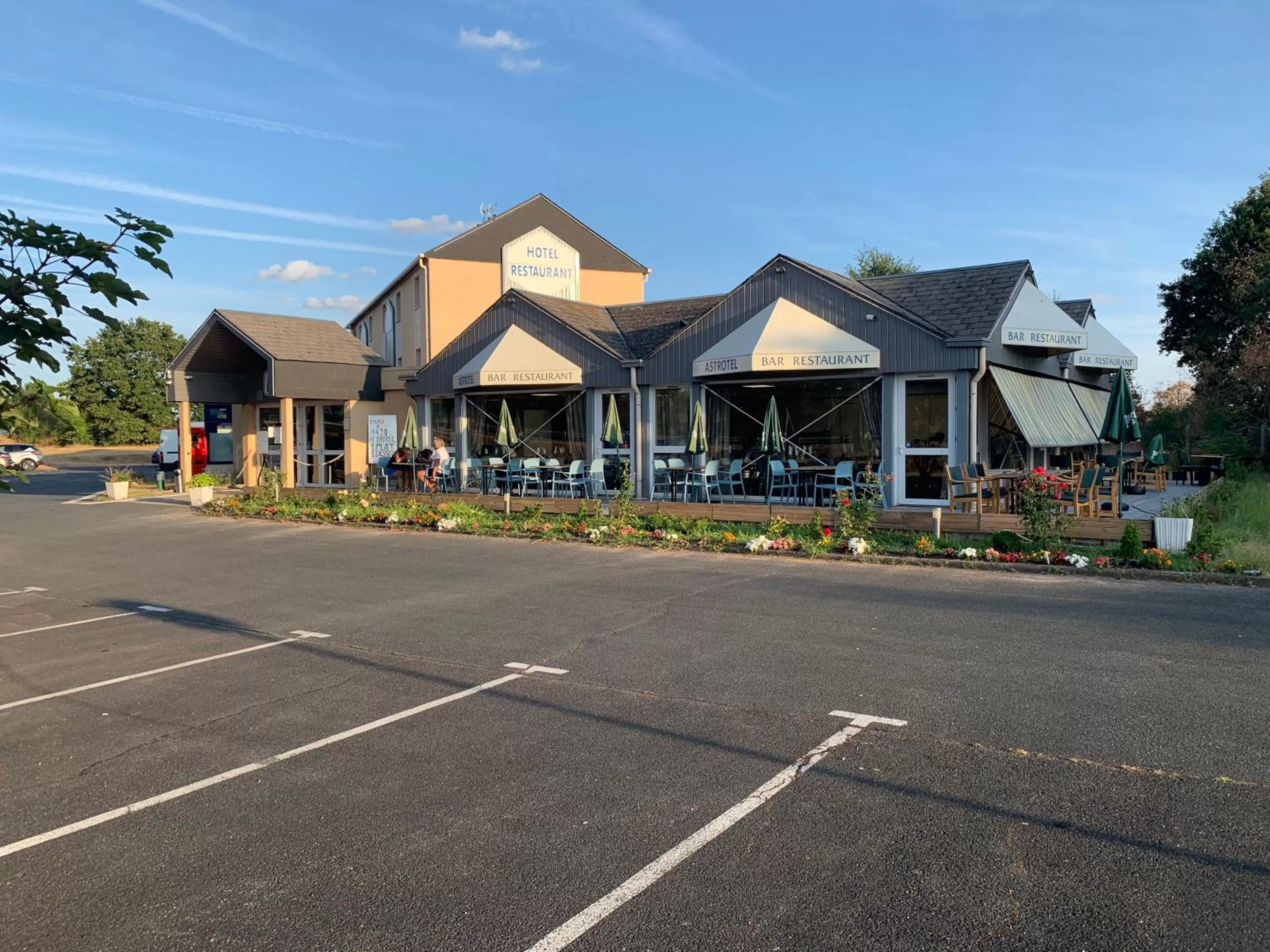 Property building in Astrotel Romorantin-Lanthenay Soirée étape