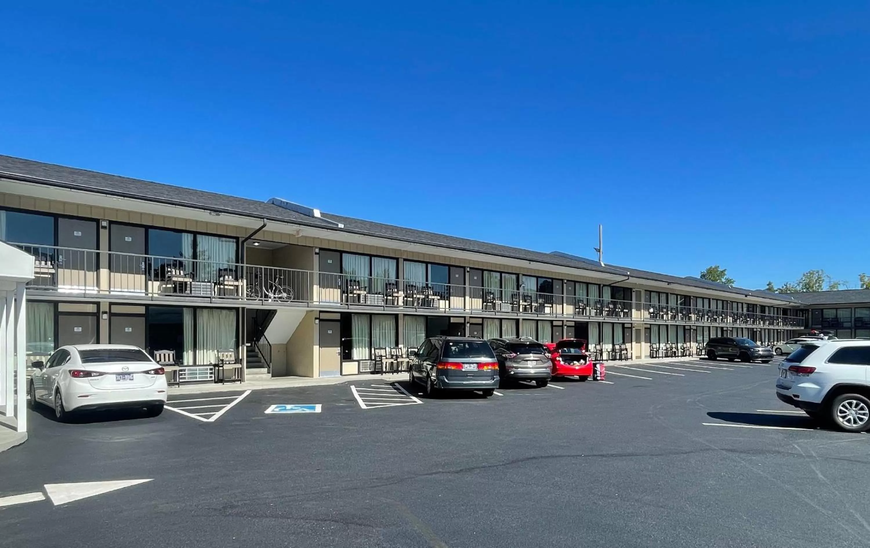 Parking in Travelodge by Wyndham Pigeon Forge Dollywood Lane