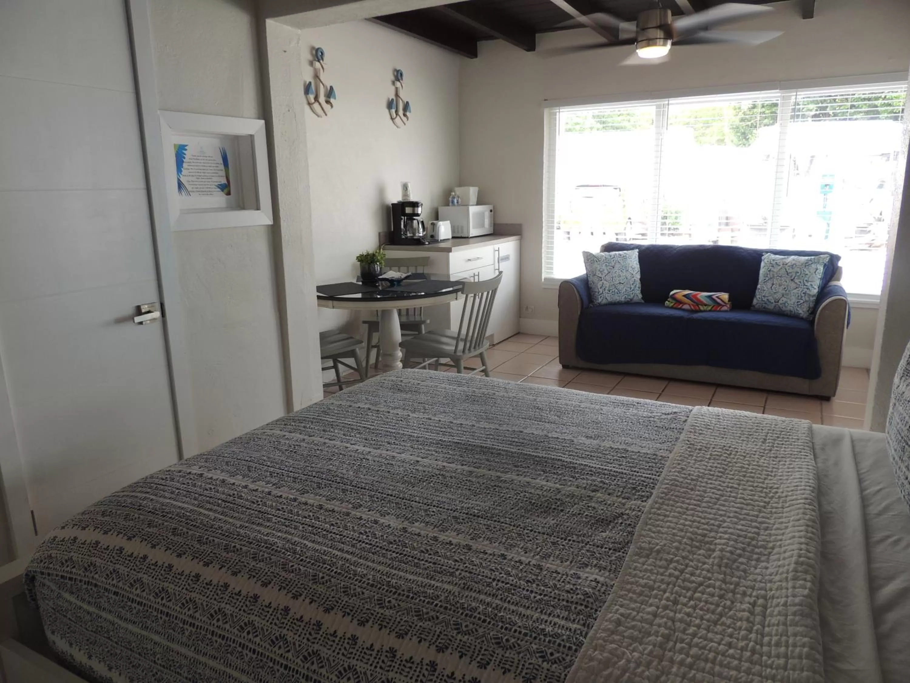 Bedroom, Seating Area in Sands of Islamorada