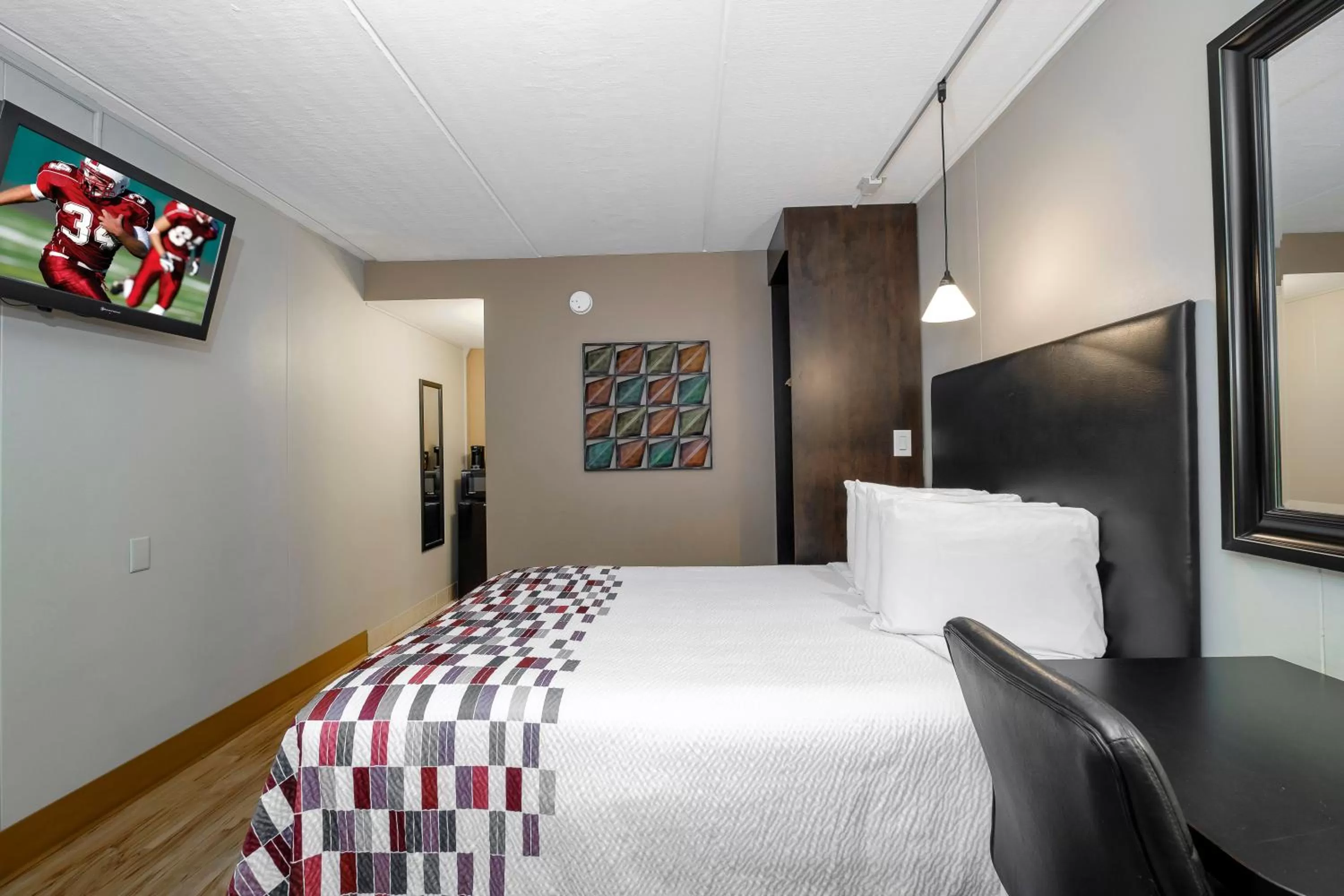 Photo of the whole room, Bed in Red Roof Inn and Suites Herkimer