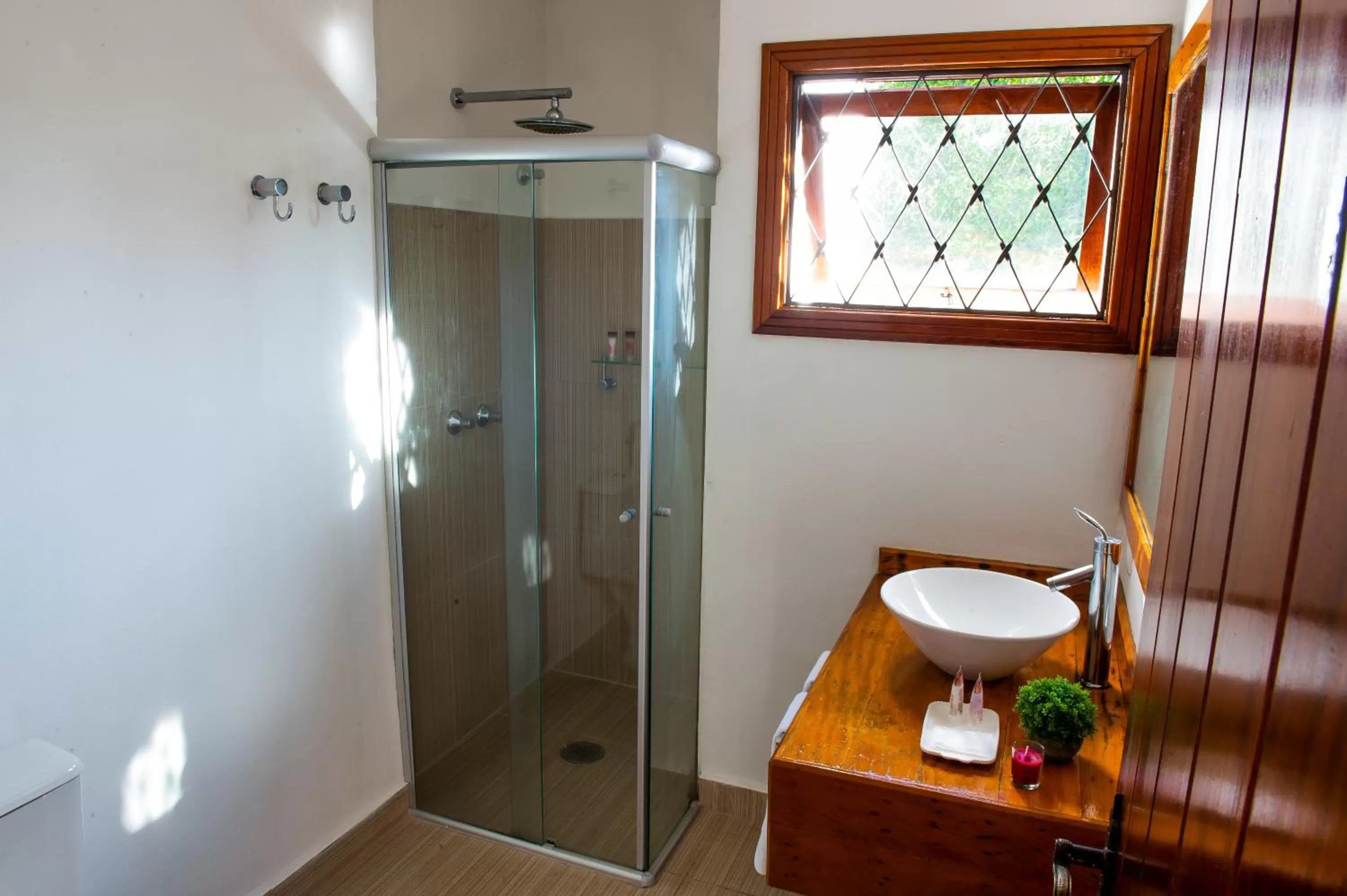 Shower, Bathroom in Pousada das Lavandas