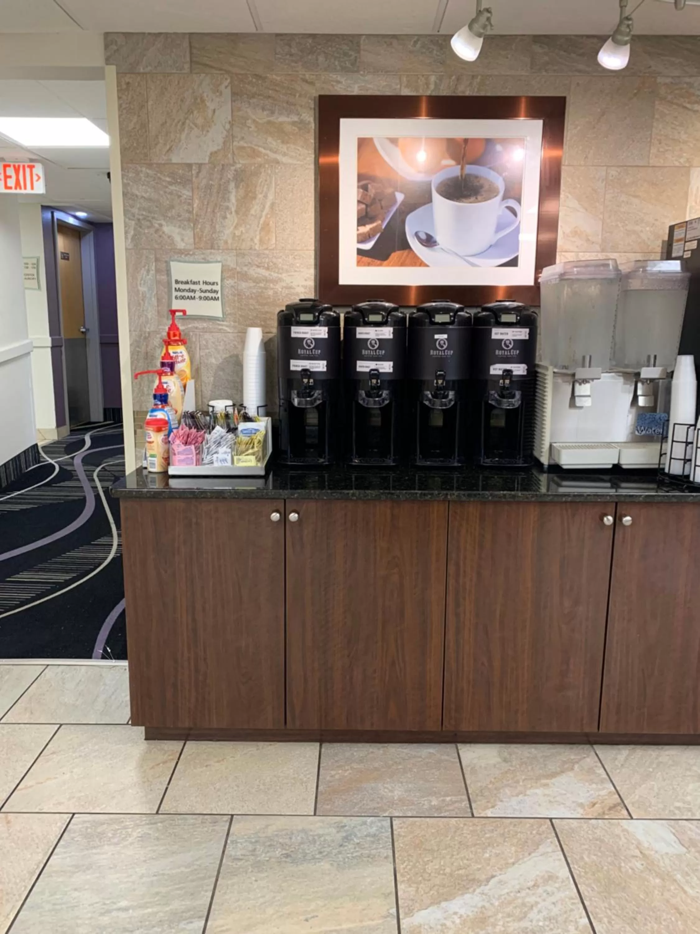 Coffee/tea facilities in La Quinta Inn by Wyndham Davenport & Conference Center