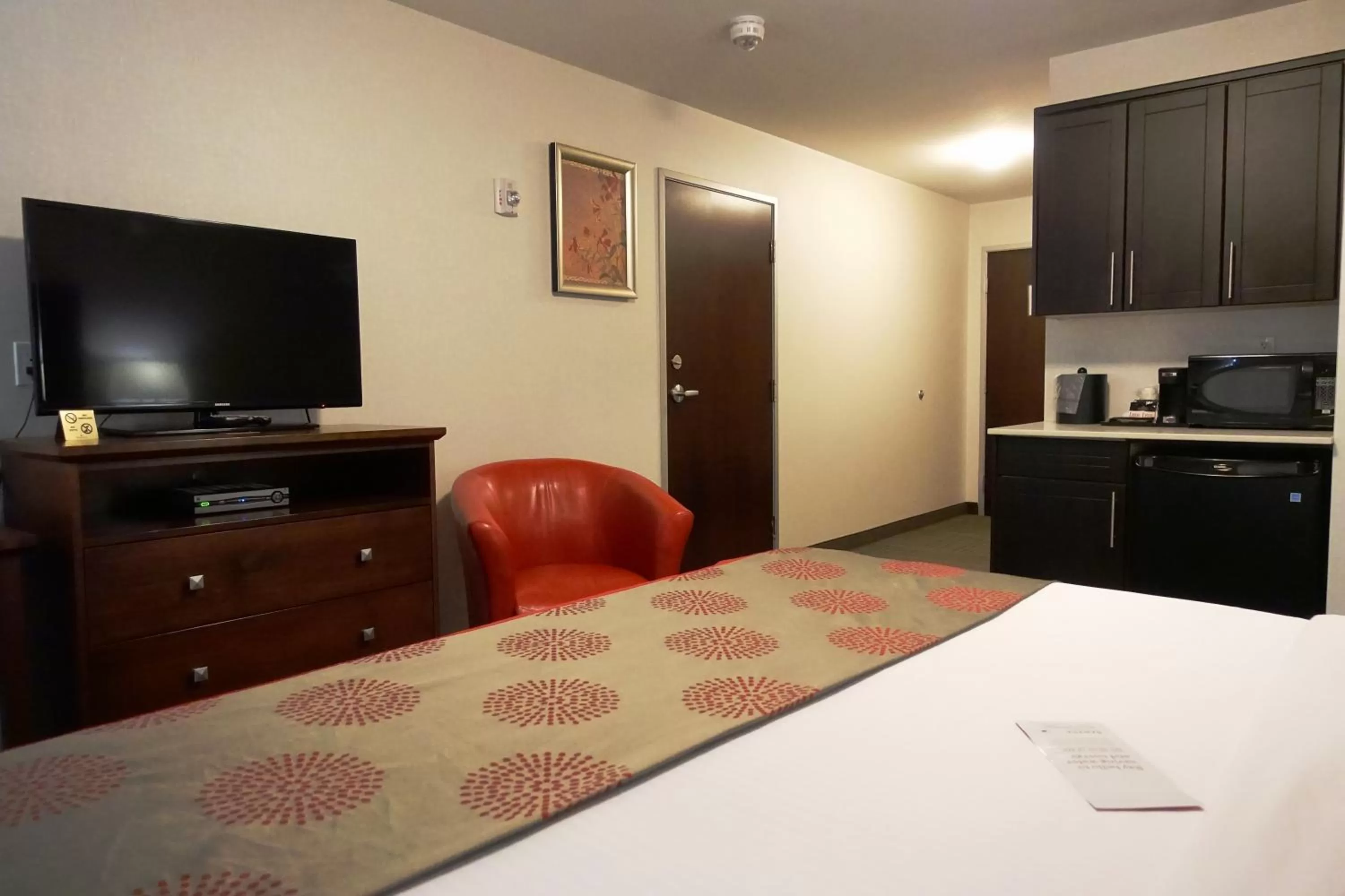 Photo of the whole room, Bed in Ramada by Wyndham Moose Jaw