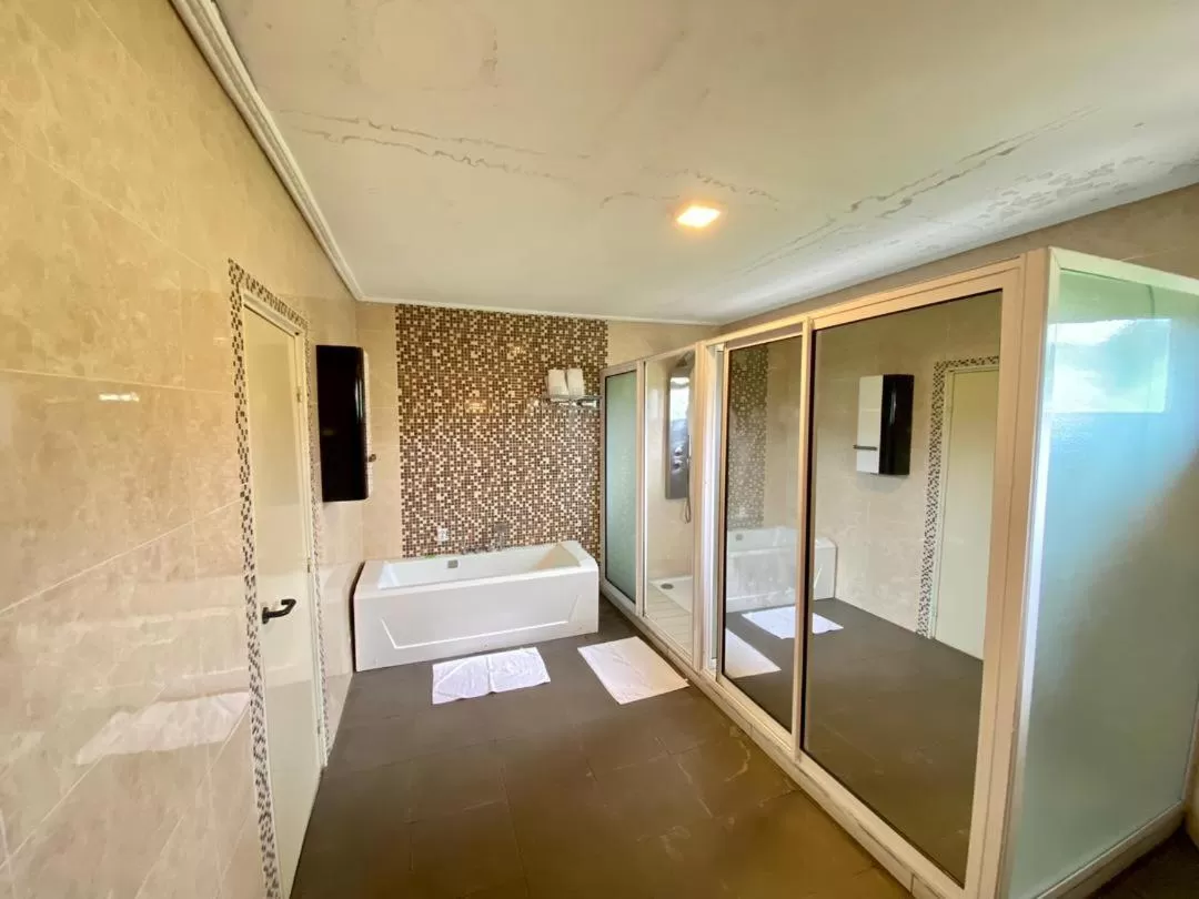 Shower, Bathroom in Fini Hotel Bobende