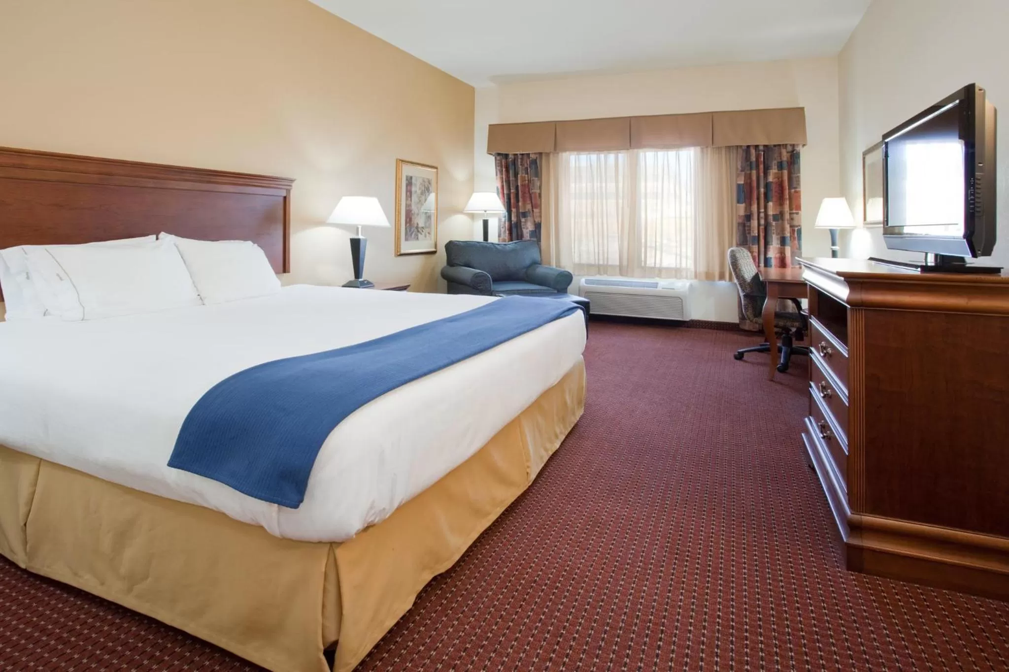 Photo of the whole room, Bed in Holiday Inn Express Airport East by IHG