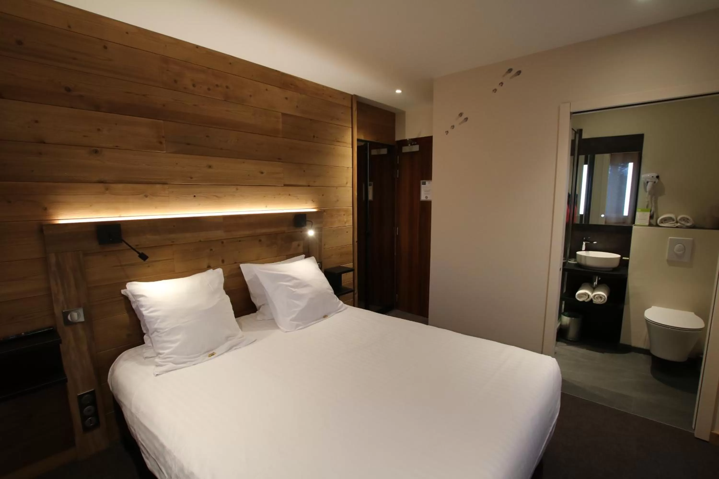 Photo of the whole room, Bed in Les Loges Du Parc