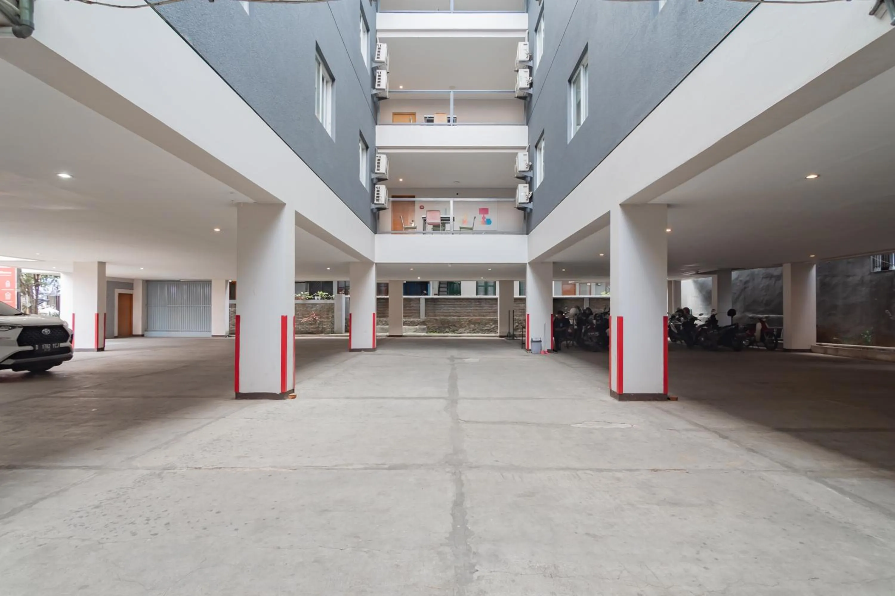 Parking in RedDoorz Plus @ Dago Pojok 3