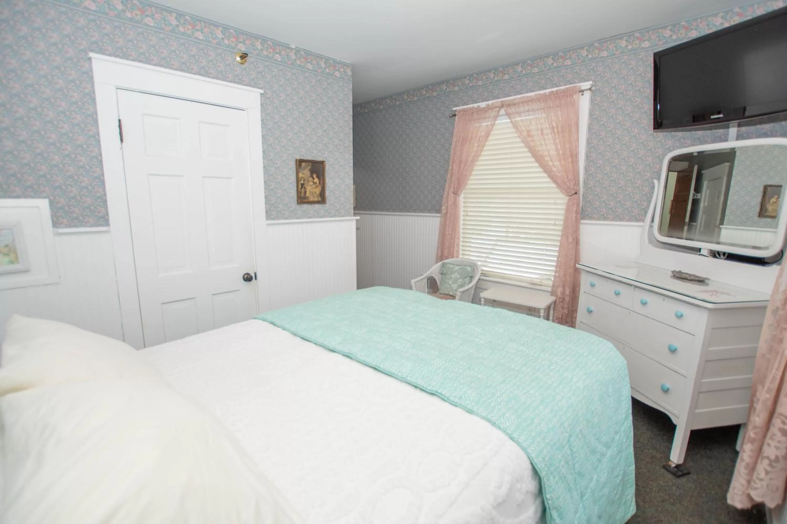 Bed in Terrace Inn and 1911 Restaurant