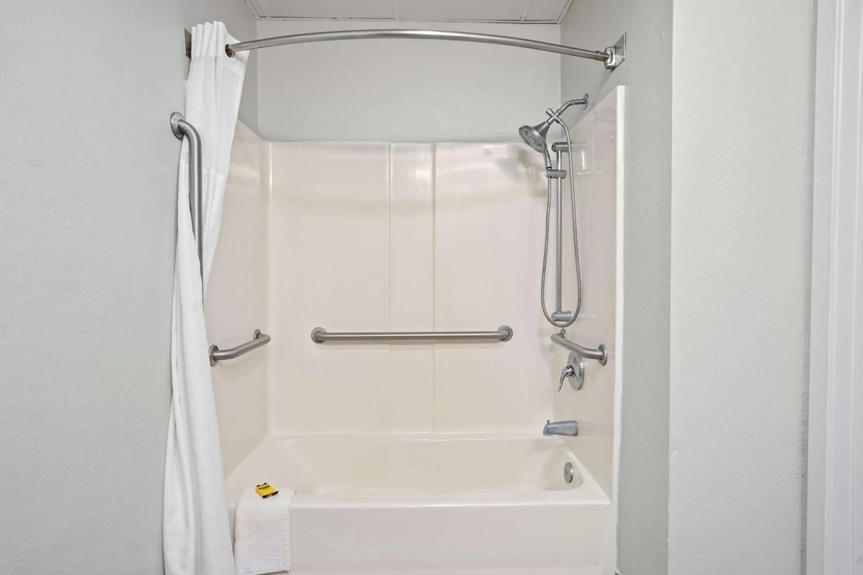 King Room with Bath Tub - Disability Access in Blue Water Inn & Suites BW Signature Collection King Room with Bath Tub - Disability Access in Blue Water Inn & Suites BW Signature Collection