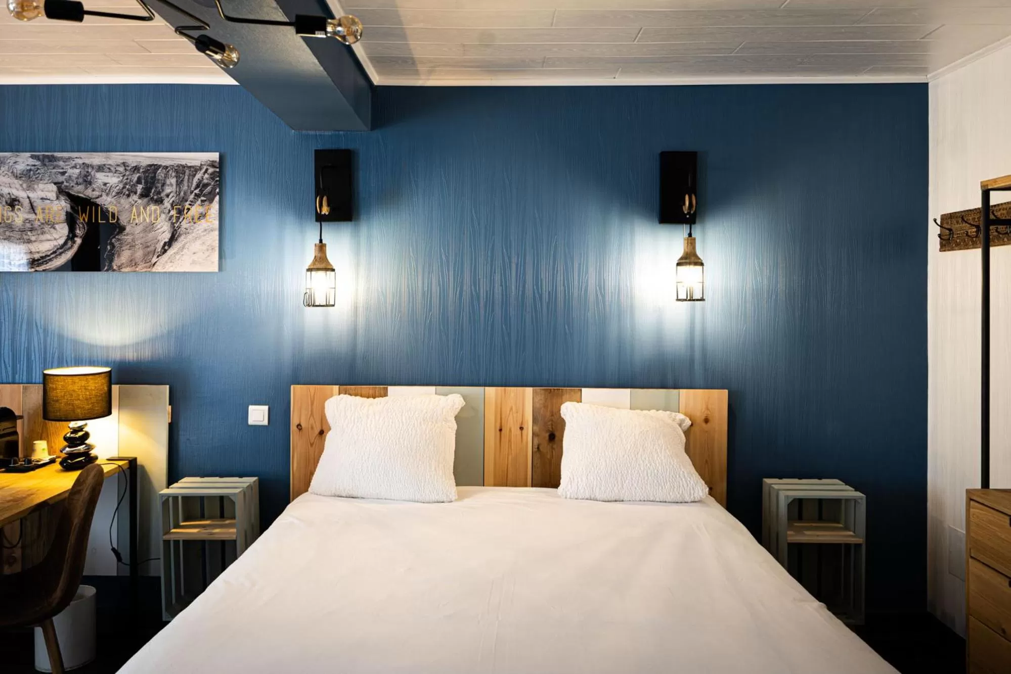 Bed in Logis Central Hôtel - Restaurant & Spa