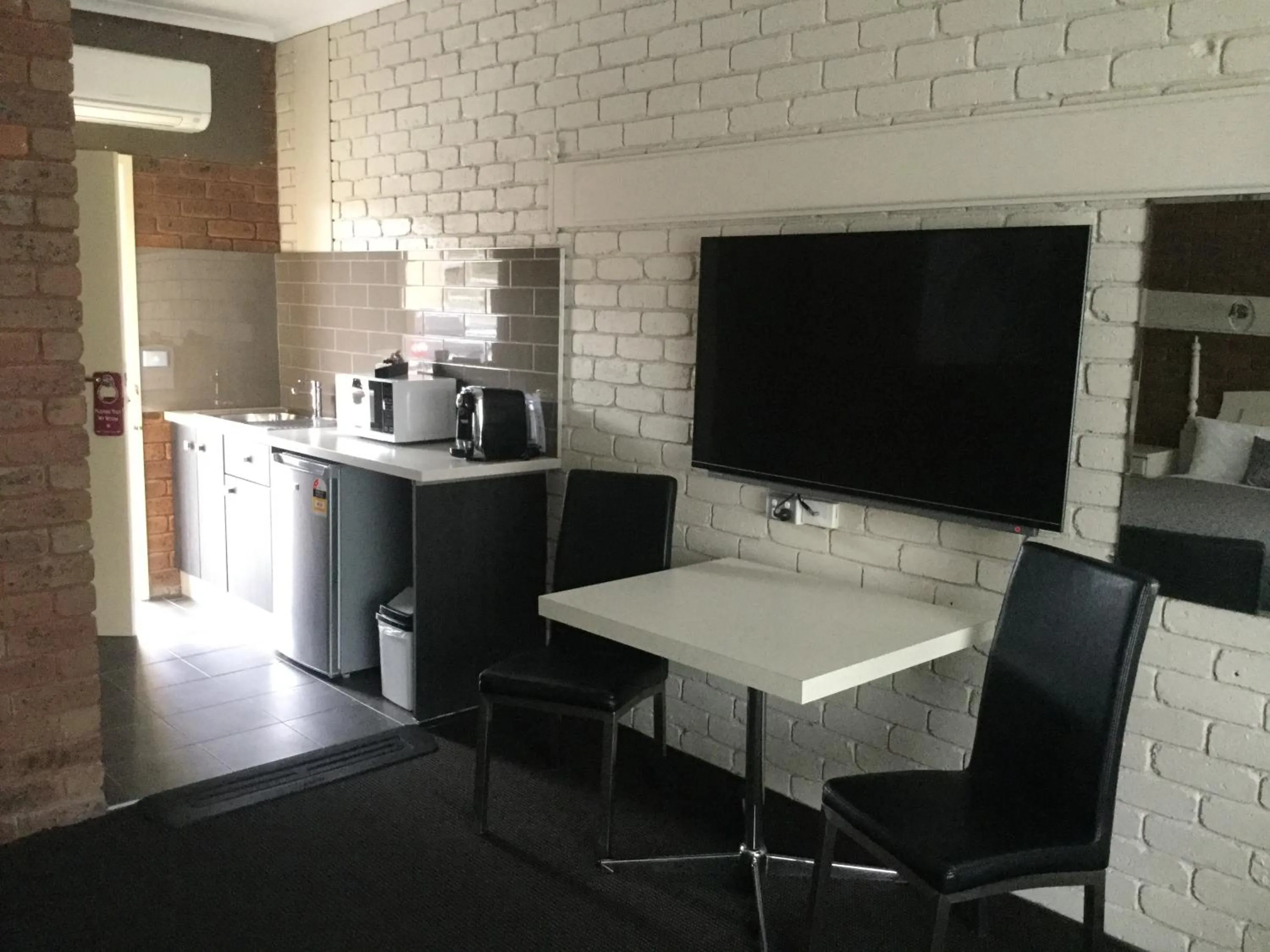Kitchen or kitchenette in Albury Townhouse Motel
