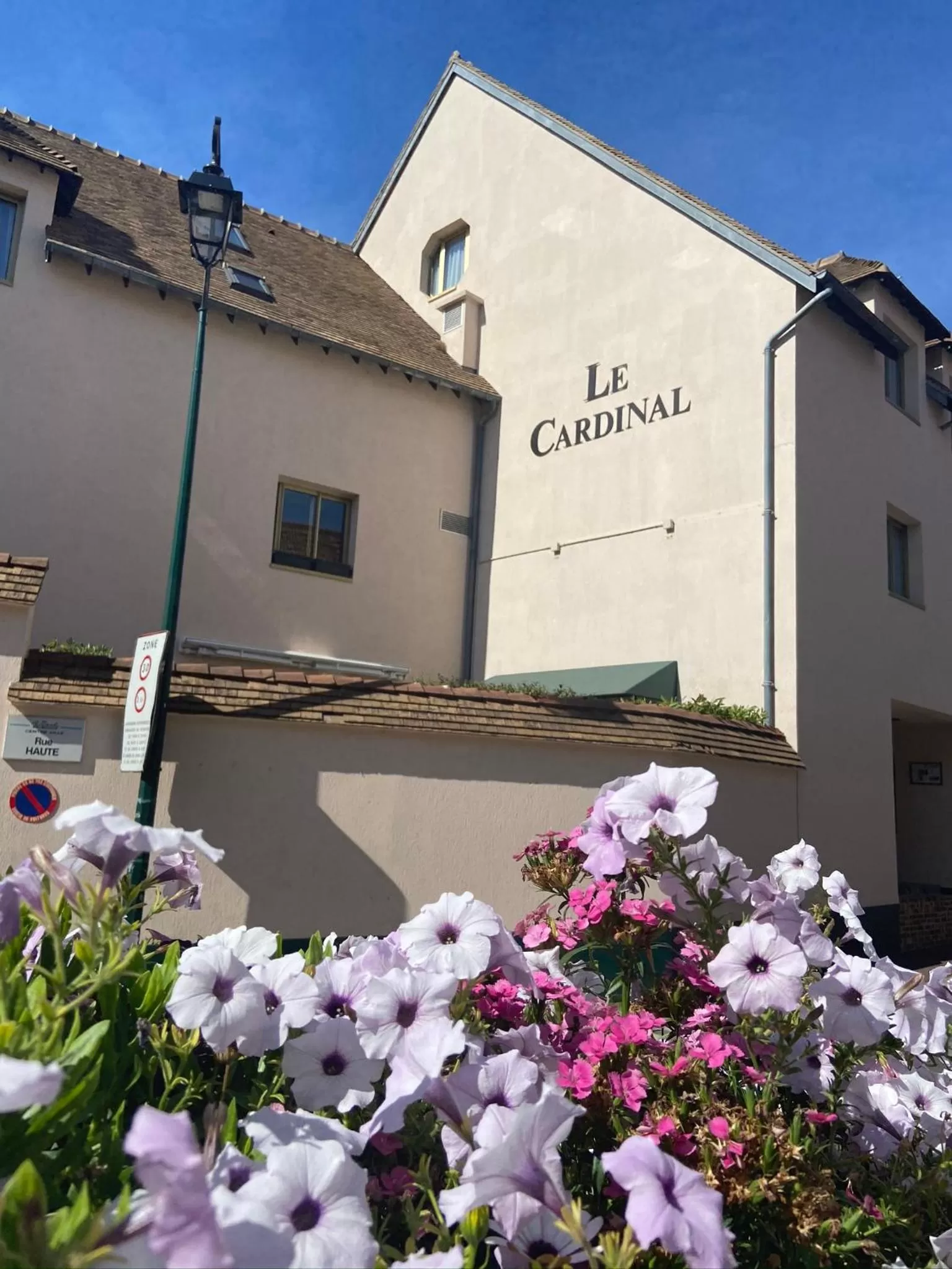 Property building in Hotel Le Cardinal Rueil Centre