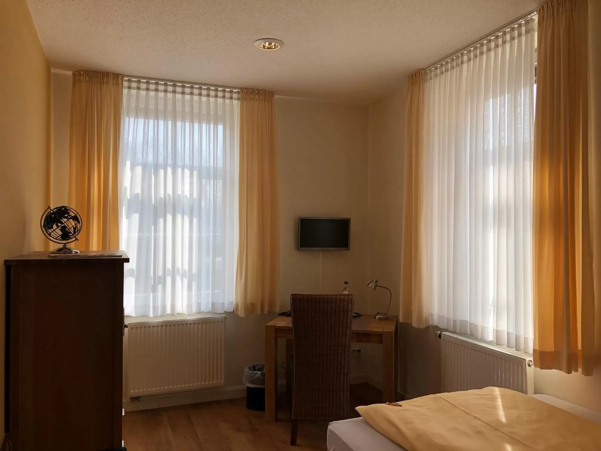 Photo of the whole room, Bed in Hotel im Kavalierhaus