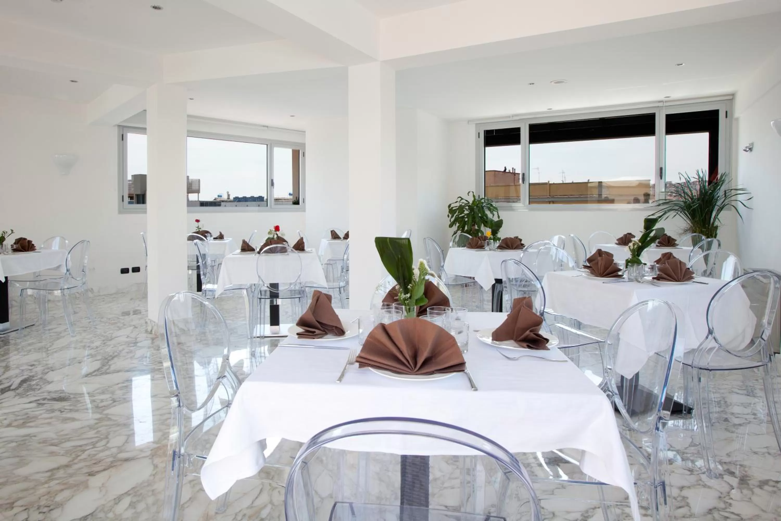 Restaurant/places to eat in Hotel Naples